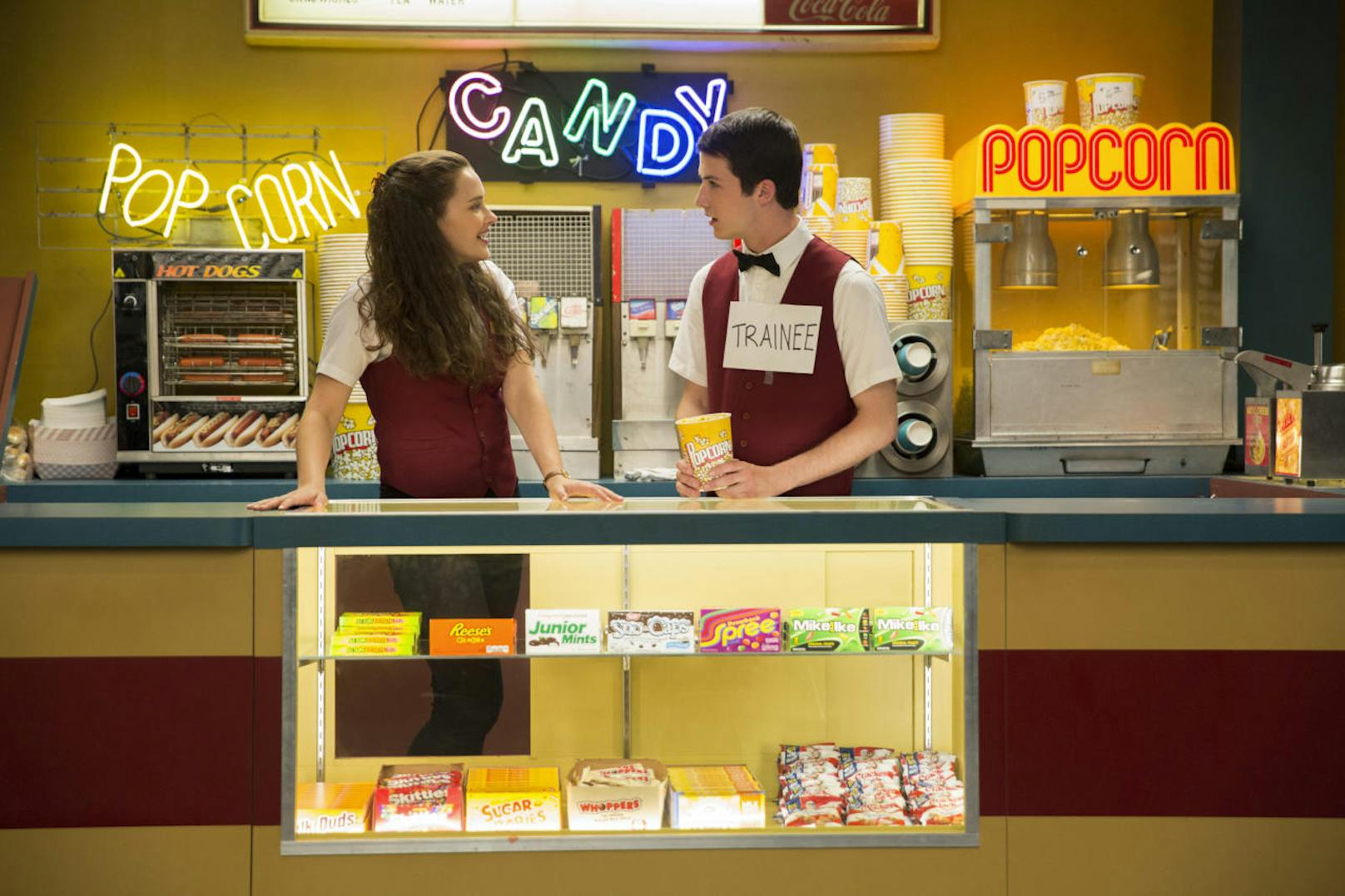 Hannah (Katherine Langford) und Clay (Dylan Minette) bei ihrer Arbeit im Kino