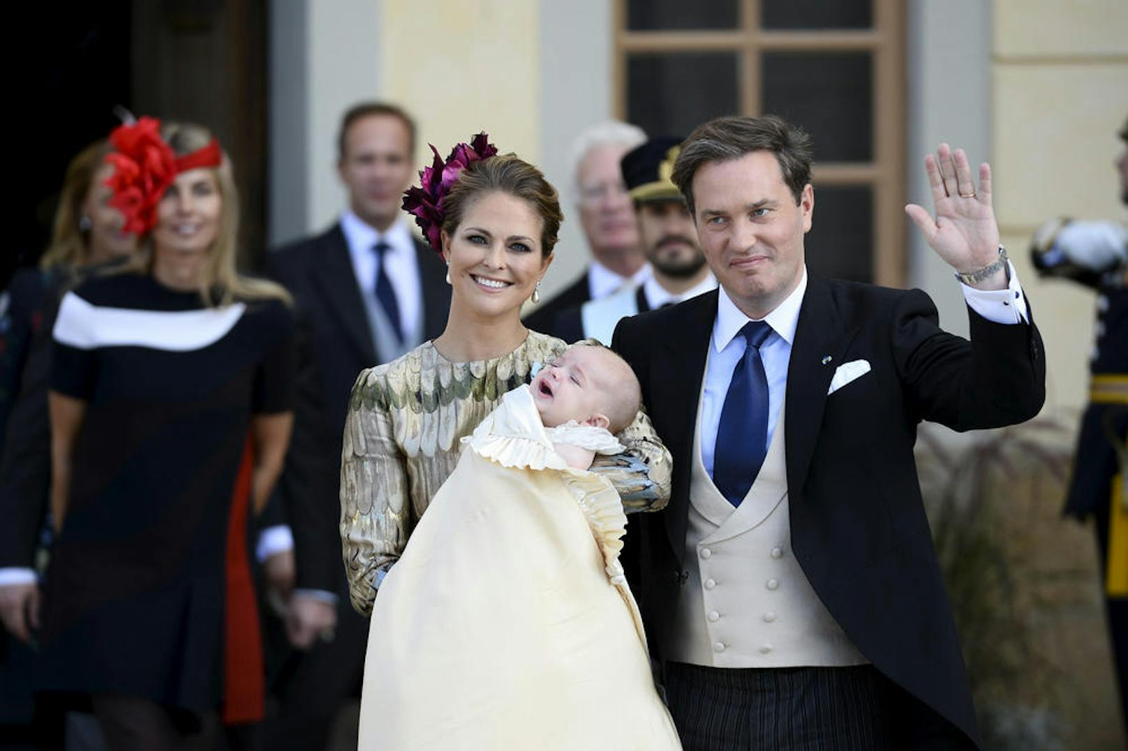 Prinzessin Madeleine und Chris O'Neill strahlen als sie die Kirche verlassen.