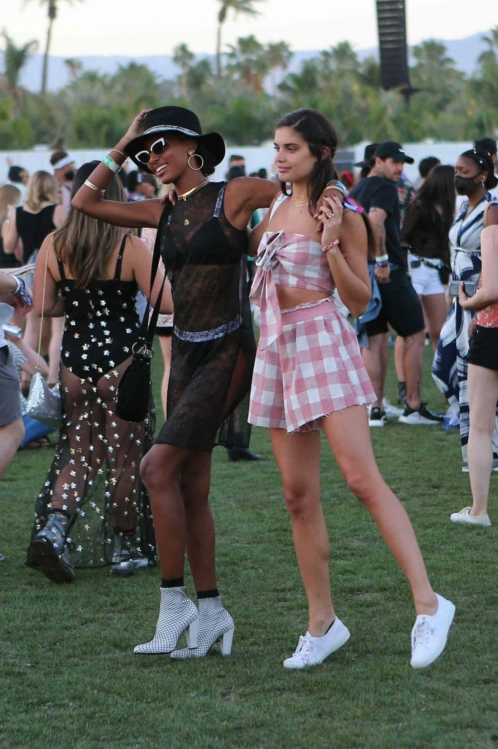 Victoria's Secret Engerl Jasmine Tookes und Sara Sampaio sind zwar beide mit Freund am Coachella, aber die holen ihnen wahrscheinlich grad was zum Trinken