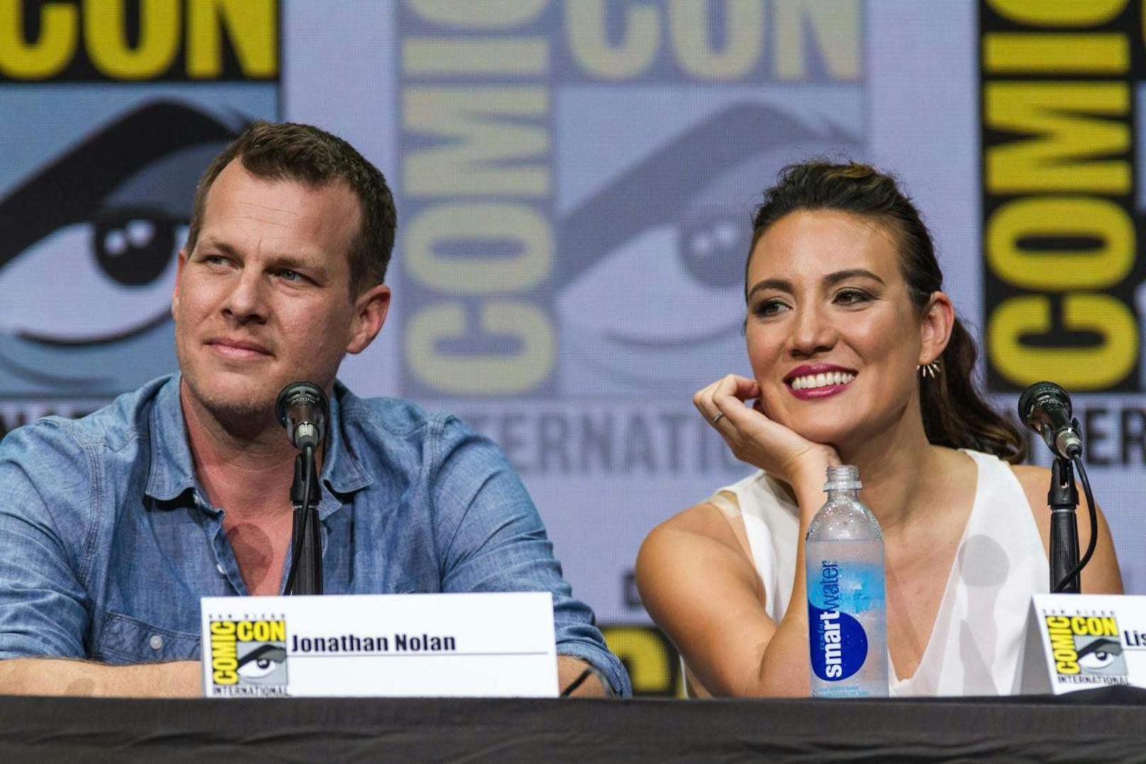 Jonathan Nolan und Lisa Joy am 22. Juli 2017 beim West World Panel der Comic Con in San Diego. 