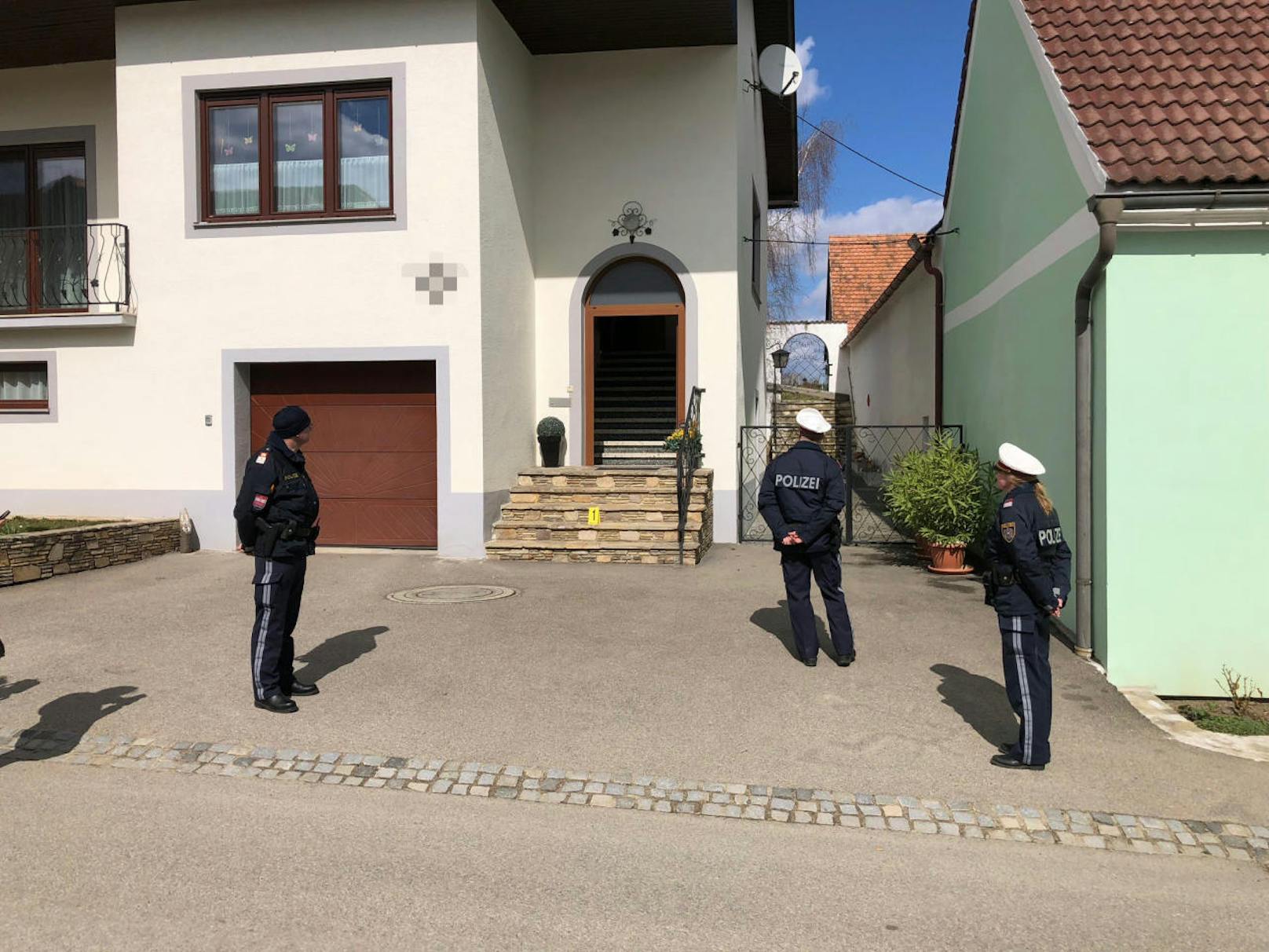 Bei Zellerndorf (Bezirk Hollabrunn; Waitzendorf) wurde eine Frau (um die 50 Jahre) kurz vor 10 Uhr tot aufgefunden