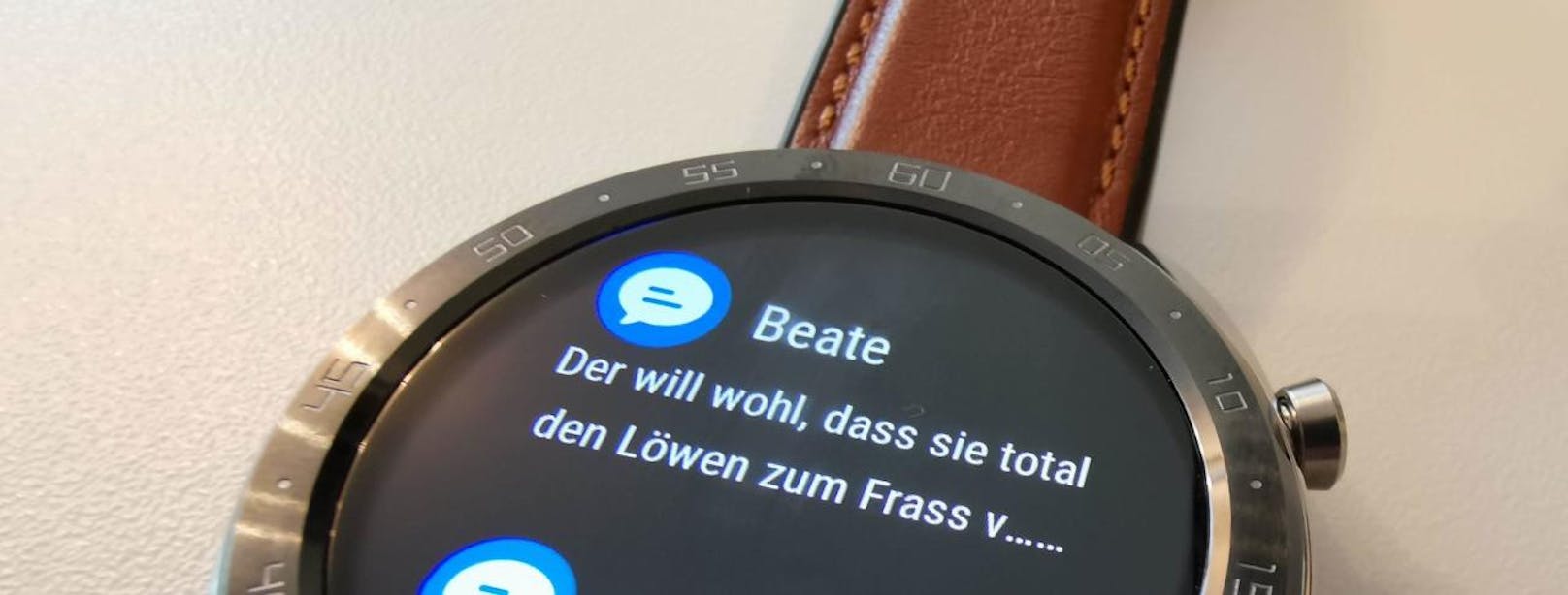 Auch Nachrichten und Text kann die Watch über ein gekoppeltes Smartphone anzeigen. Konnektivität gibt es aber nur per Bluetooth.