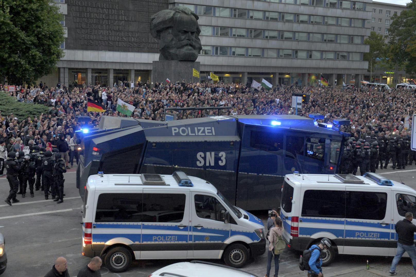 Einen Tag nach Übergriffen auf Ausländer in Chemnitz hat die Polizei versucht, ein Aufeinanderprallen von rechten und linken Gruppen zu verhindern.