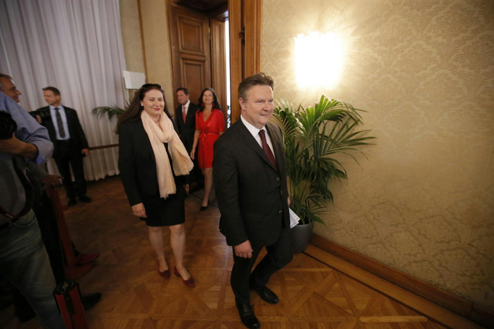 Um 12.09 Uhr betrat SPÖ-Wien-Chef MIchael Ludwig mit Parteimanagerin Barbara Novak den Wappensaal im Rathaus.