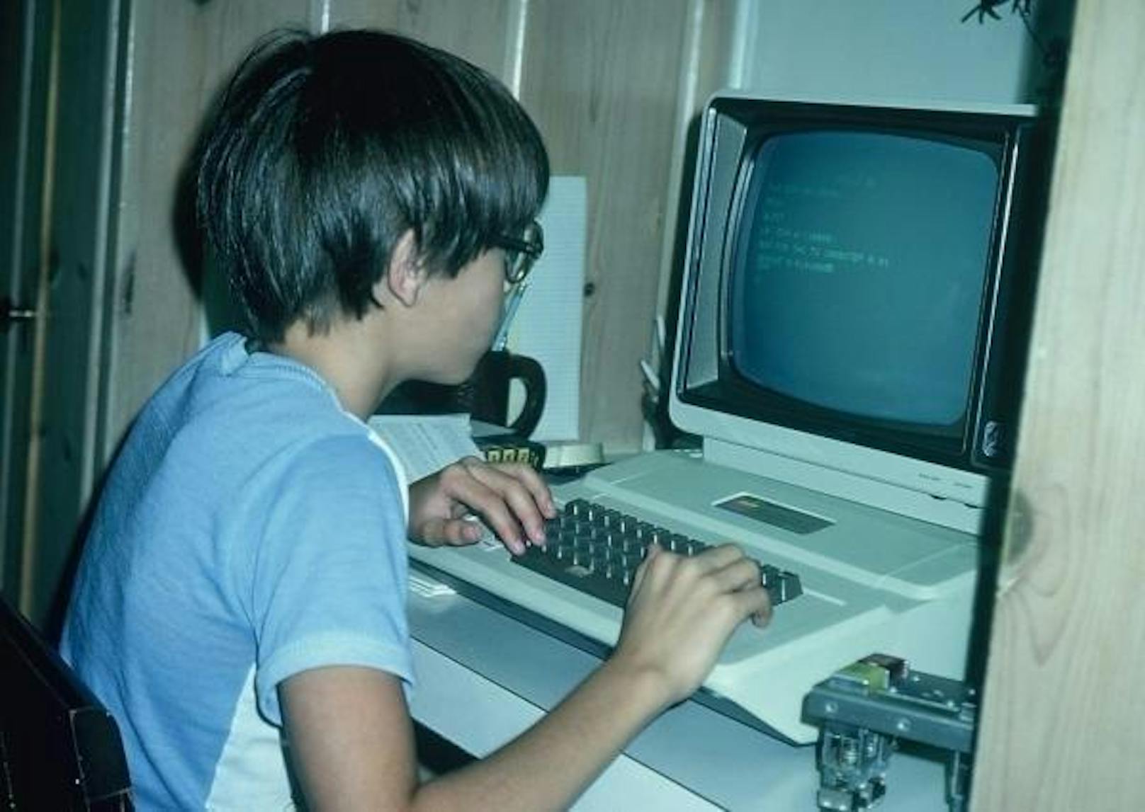 <b>Datum unbekannt:</b> Tim Sweeney interessierte sich schon früh für Computer. Als 11-Jähriger besuchte er das Start-up seines Bruders und lernte dort auf einem IBM-PC die Programmiersprache Basic - innerhalb von drei Wochen. Sein Interesse fürs Coden führte er später auf dem Apple II seiner Eltern weiter. Laut eigener Aussage hatte er als 15-Jähriger schon 10.000 Stunden ins Programmieren gesteckt.