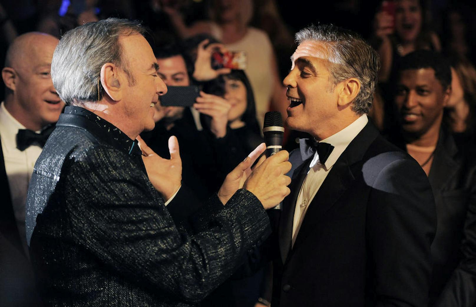 George Clooney singt mit Neil Diamond bei der "Carousel of Hope"-Gala 