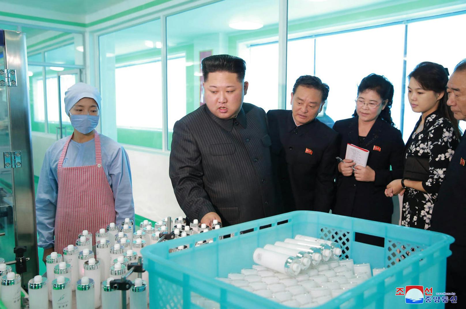 Nordkoreas Machthaber Kim Jong-un und seine Frau Ri Sol Ju beim Besuch einer Kosmetik-Fabrik.