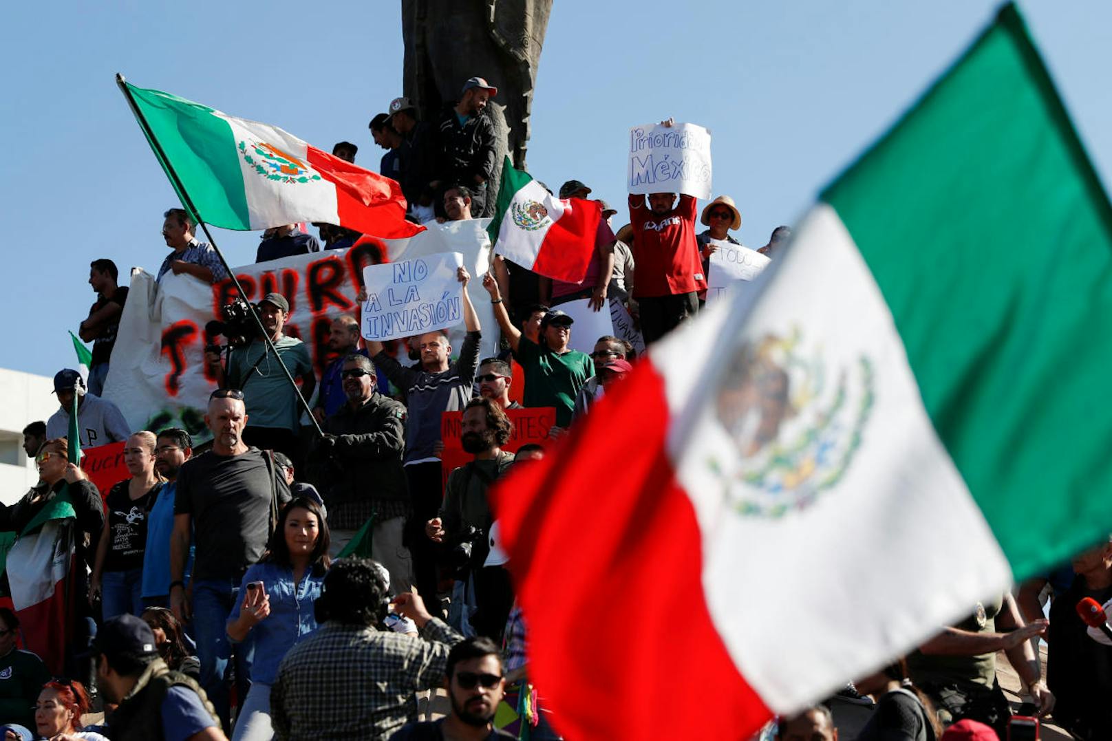 Die Demonstranten hielten Mexiko-Flaggen in die Höhe.