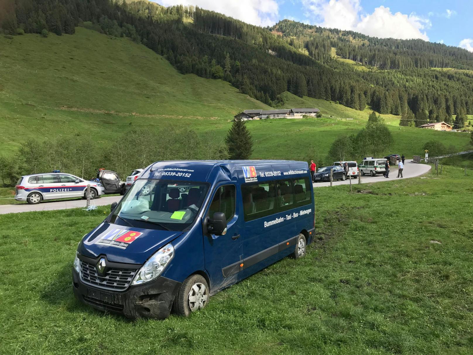 Der Verkehrsunfall ereignete sich am Samstag in Auffach im Bezirk Kufstein. Die Lenkerin eines Busses wollte gerade bremsen, doch offensichtlich versagten die Bremsen.
