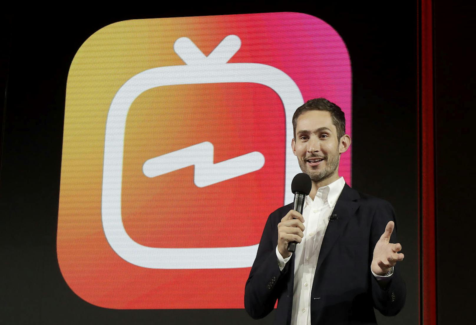 Instagram-CEO Kevin Systrom bei der Ankündigung der neuen IGTV-App in San Francisco. Mit den längeren Videos möchte der Facebook-Konzern wohl zumindest einen Teil der Youtube-Nutzer zum eigenen Dienst locken.