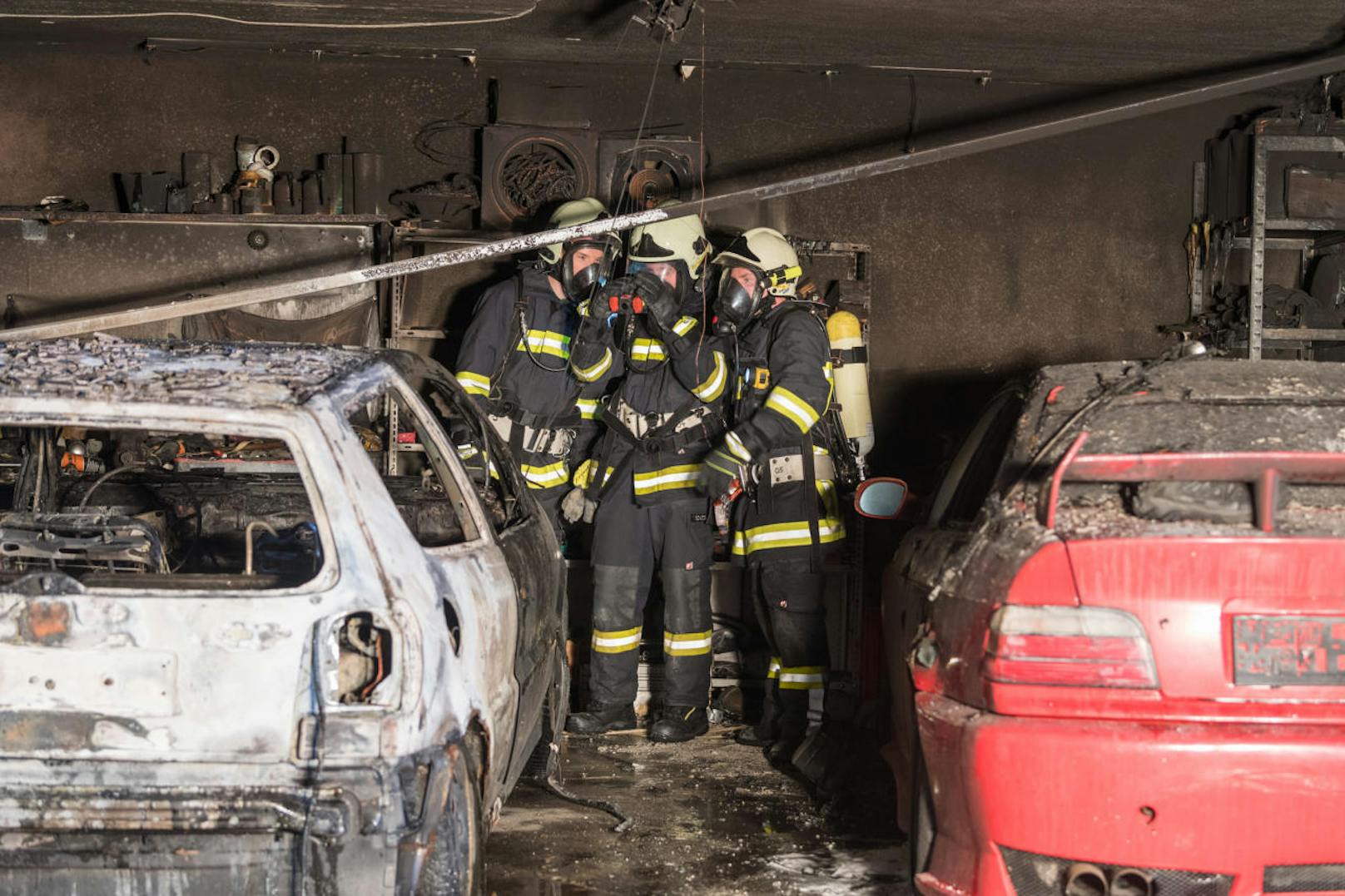 In Pichl bei Wels kam es in einer Garage zu einem Brand, das Feuer zerstörte mehrere Autos.