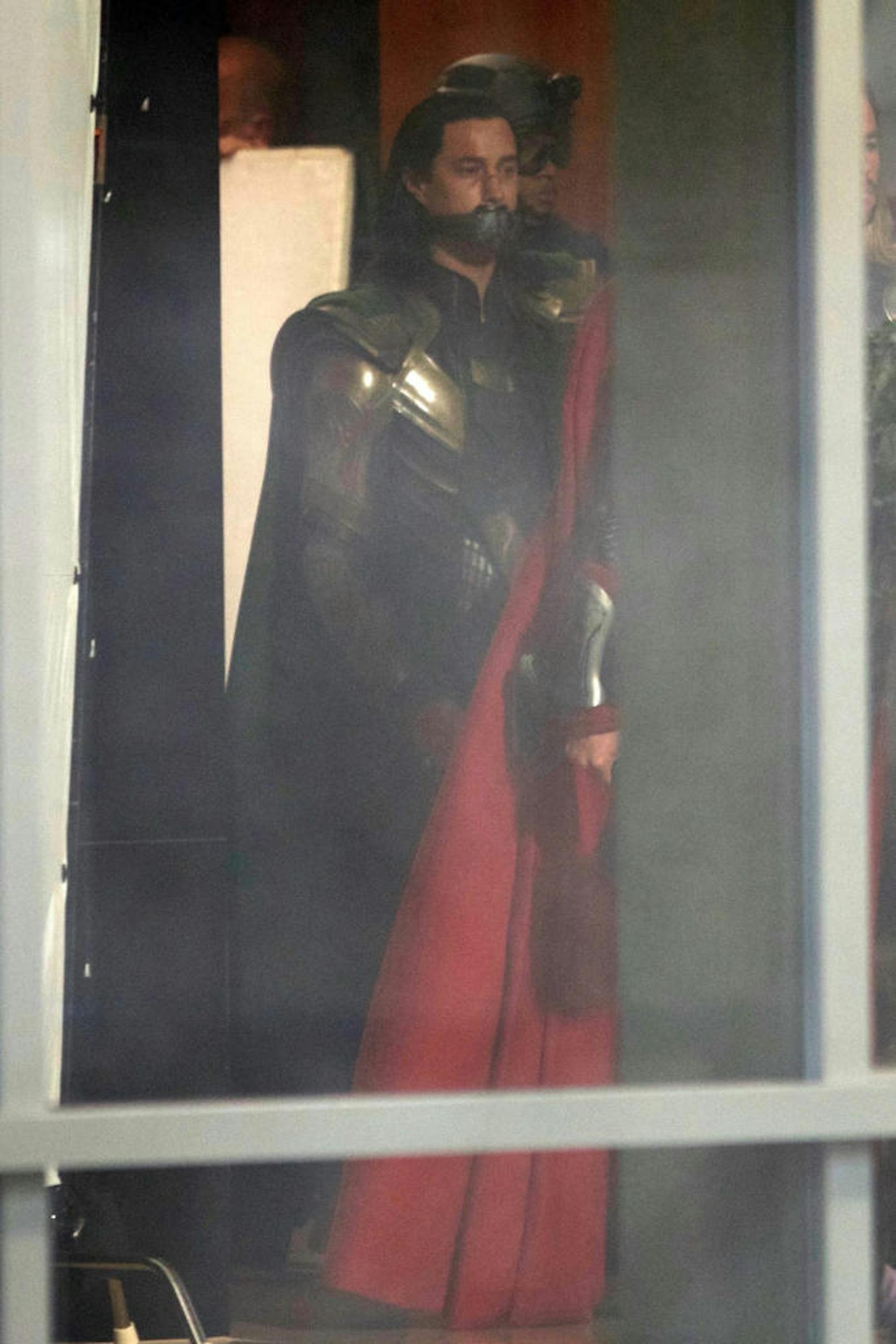 An der Leine: Thor (Hemsworth) führt Loki (Hiddleston) gefesselt herum