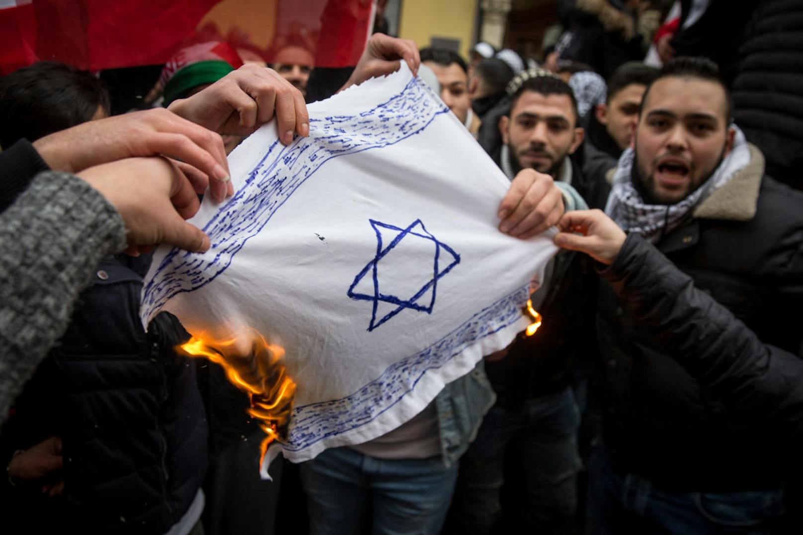 Pro Palästina Demonstration in Berlin als Reaktion auf die Anerkennung von Jerusalem als israelische Hauptstadt durch US-Praesident Trump. Im Laufe der Demonstration verbrannten einige Protestler Fahnen mit Davidsternen.