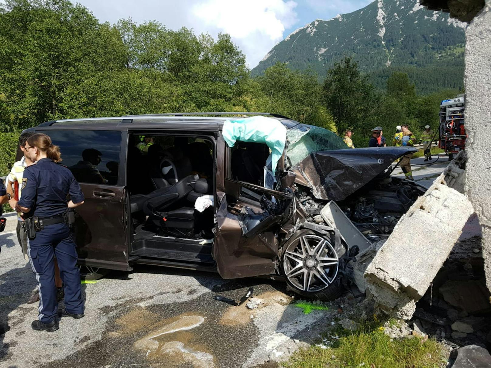 Bei einem tragischen Verkehrsunfall auf der B181 in Achenkirch (Bezirk Schwaz) sind am Sonntag mehrere Personen verletzt worden.