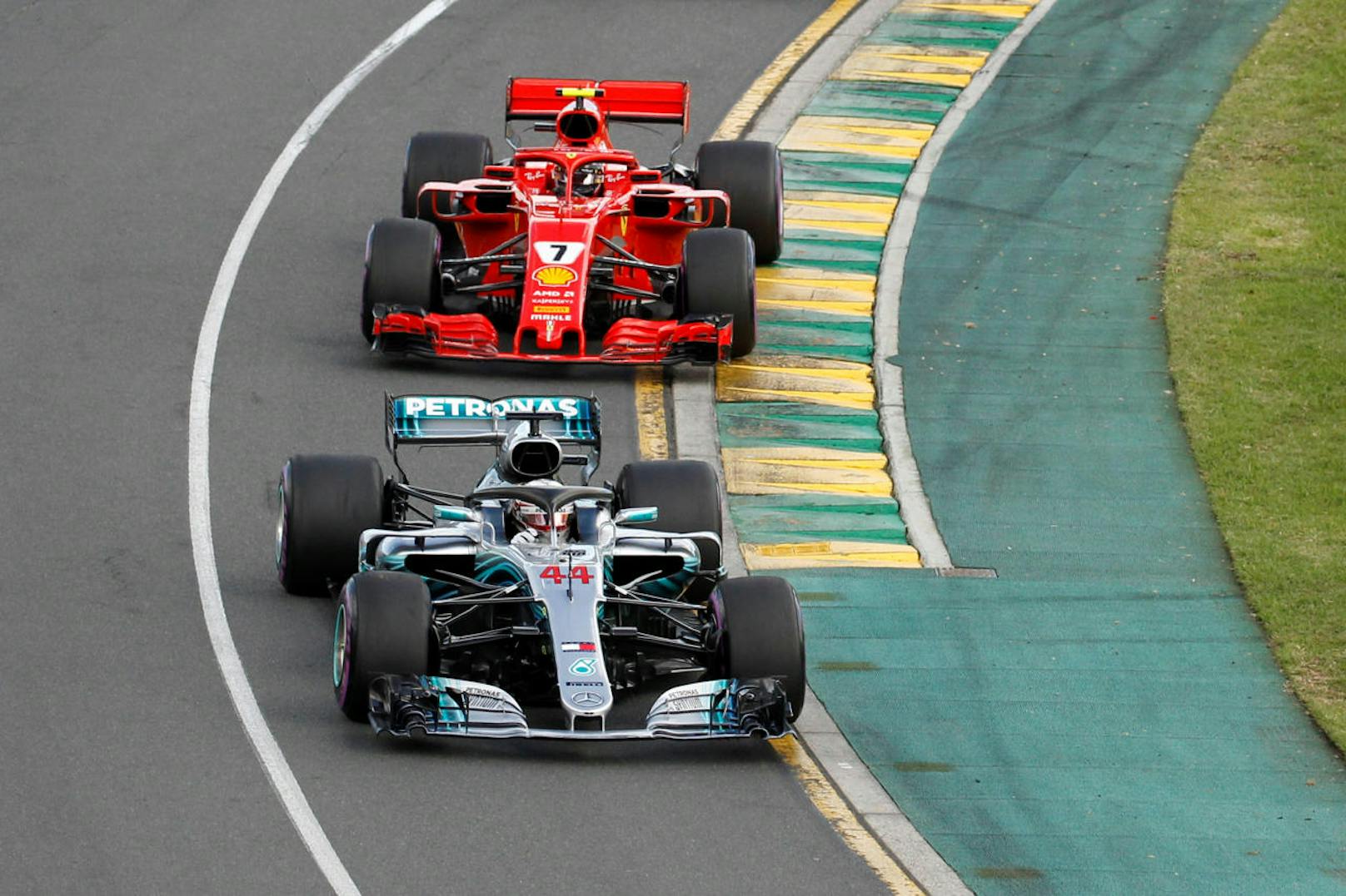 Vettel fuhr an die Box, um Reifen zu wechseln. Hamilton (hier vor Räikkönen) vermutete, dass er vor dem Ferrari-Star bleiben würde.