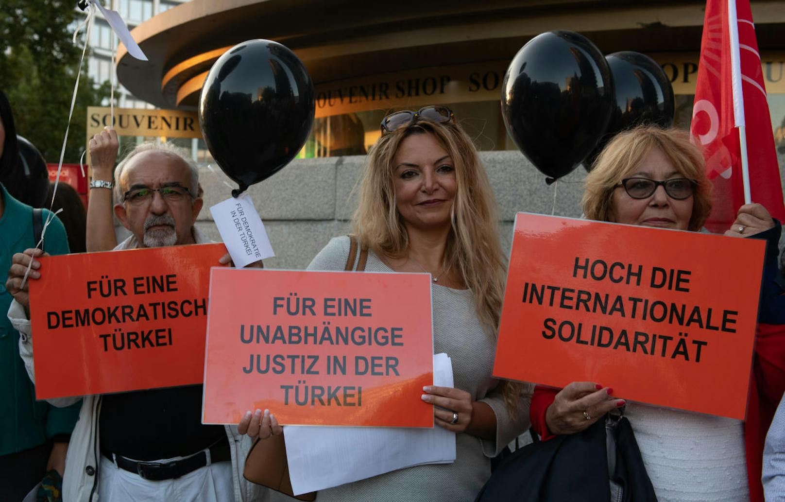 "Für eine unabhängige Justiz in der Türkei" und "Für eine demokratische Türkei" fordern einige Protestler.