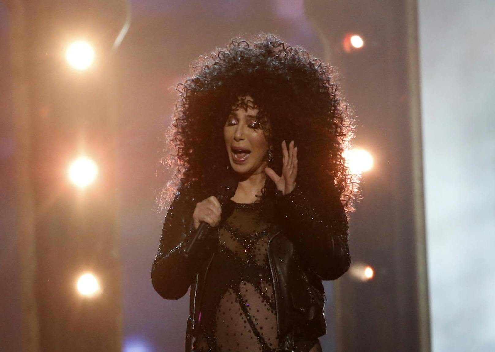 Cher singt "If I could Turn Back Time" bei den Billboard Music Awards 2017