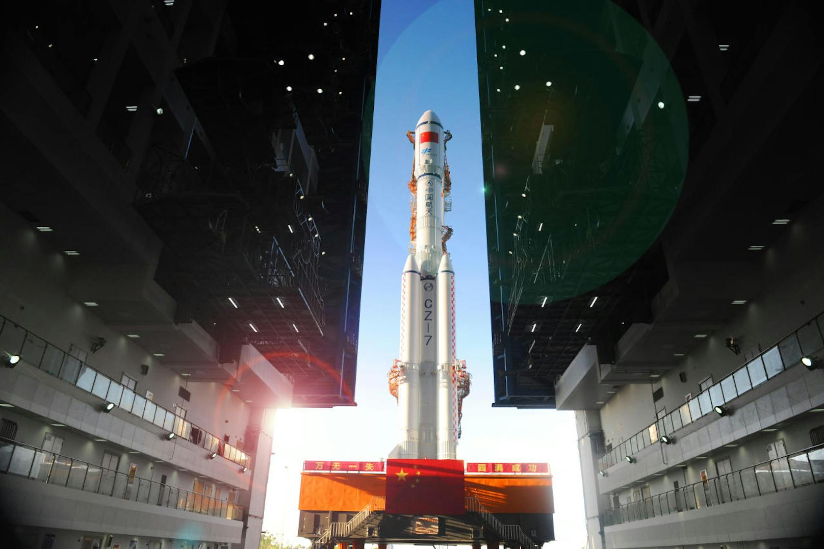 Sie wurde mit einer "Langer Marsch 2"-Rakete in die Umlaufbahn gebracht. Im Bild: Das Nachfolgemodell "Langer Marsch 7" vor dem Transport des ersten chinesischen Versorgungsschiffs im April 2017.