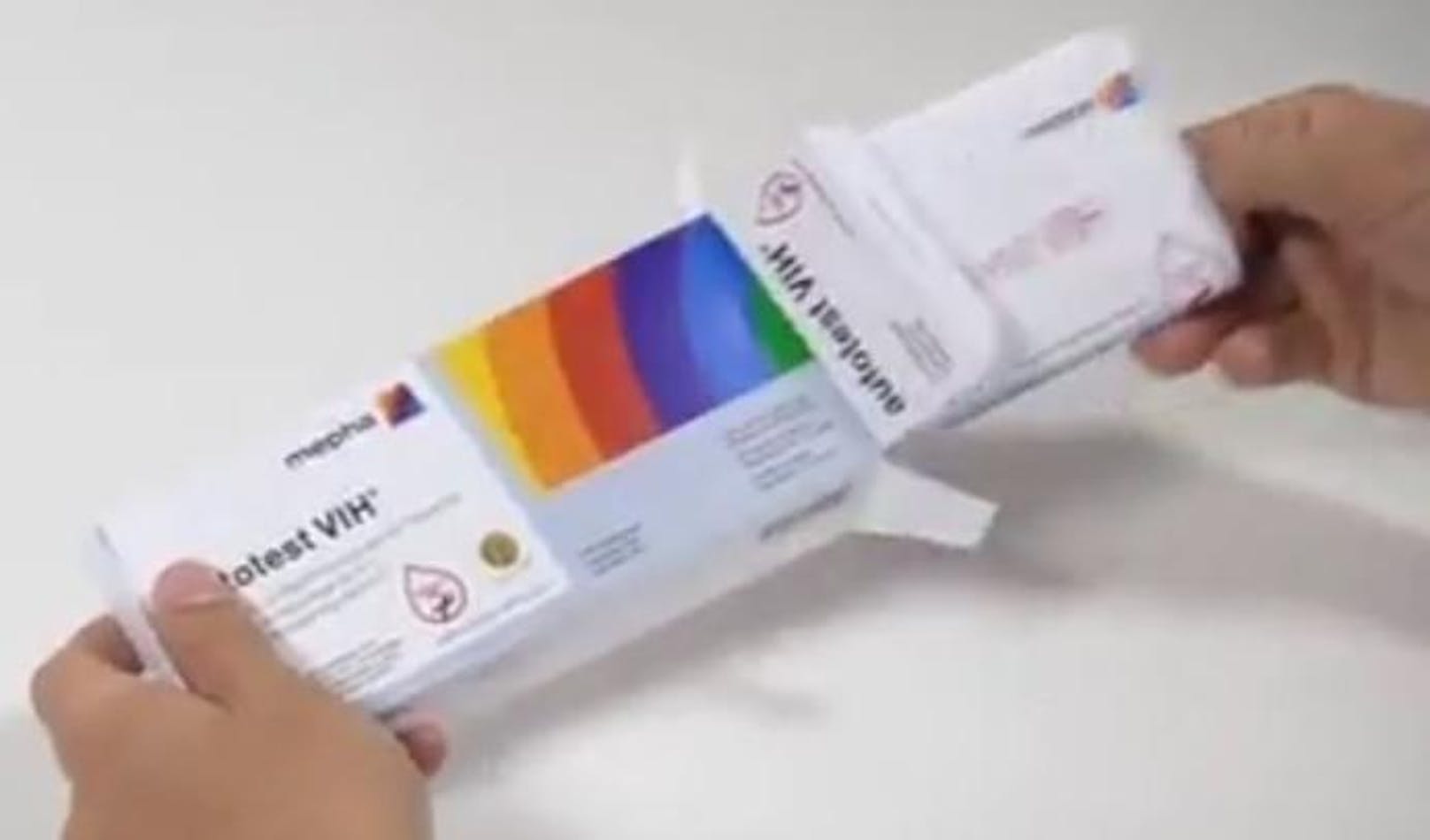 Seit Juli 2018 dürfen HIV-Tests zur Eigenanwendung in Österreich verkauft werden. Wie funktionieren die Tests? Ein Youtube-Video des französischen Pharmaunternehmens AAZ-LMB soll Aufschluss geben.