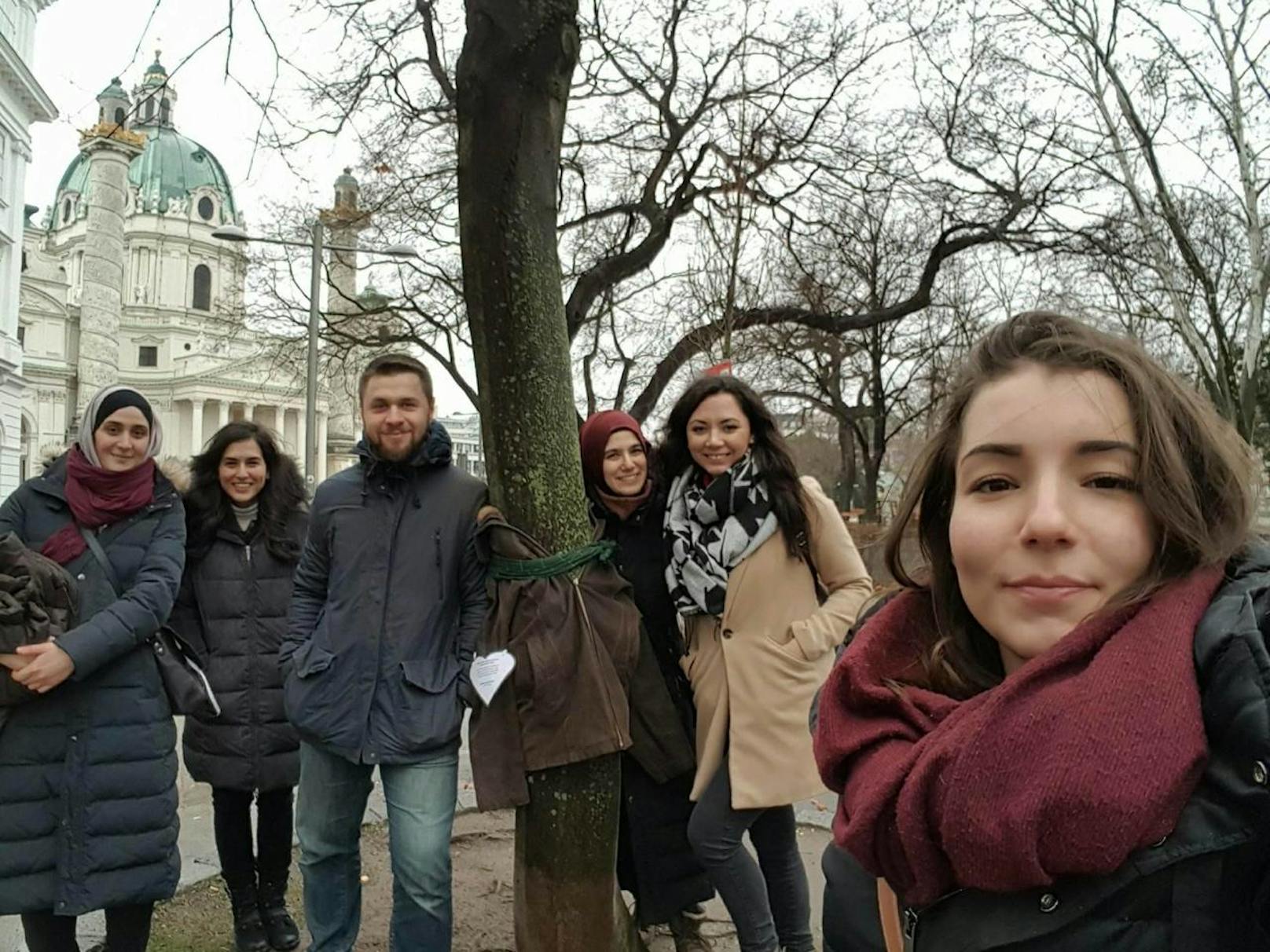 <b>Sechs Freunde - ein Ziel</b>:  Gemeinsam riefen sie die Spenden- und Hilfsaktion für Obdachlose in Wien ins Leben. 

Von links nach rechts: Hanife A. (24);  Gamze A. (25), Dzemal S. Gül S. (26); Esma C. (25); Semiha A. (26)