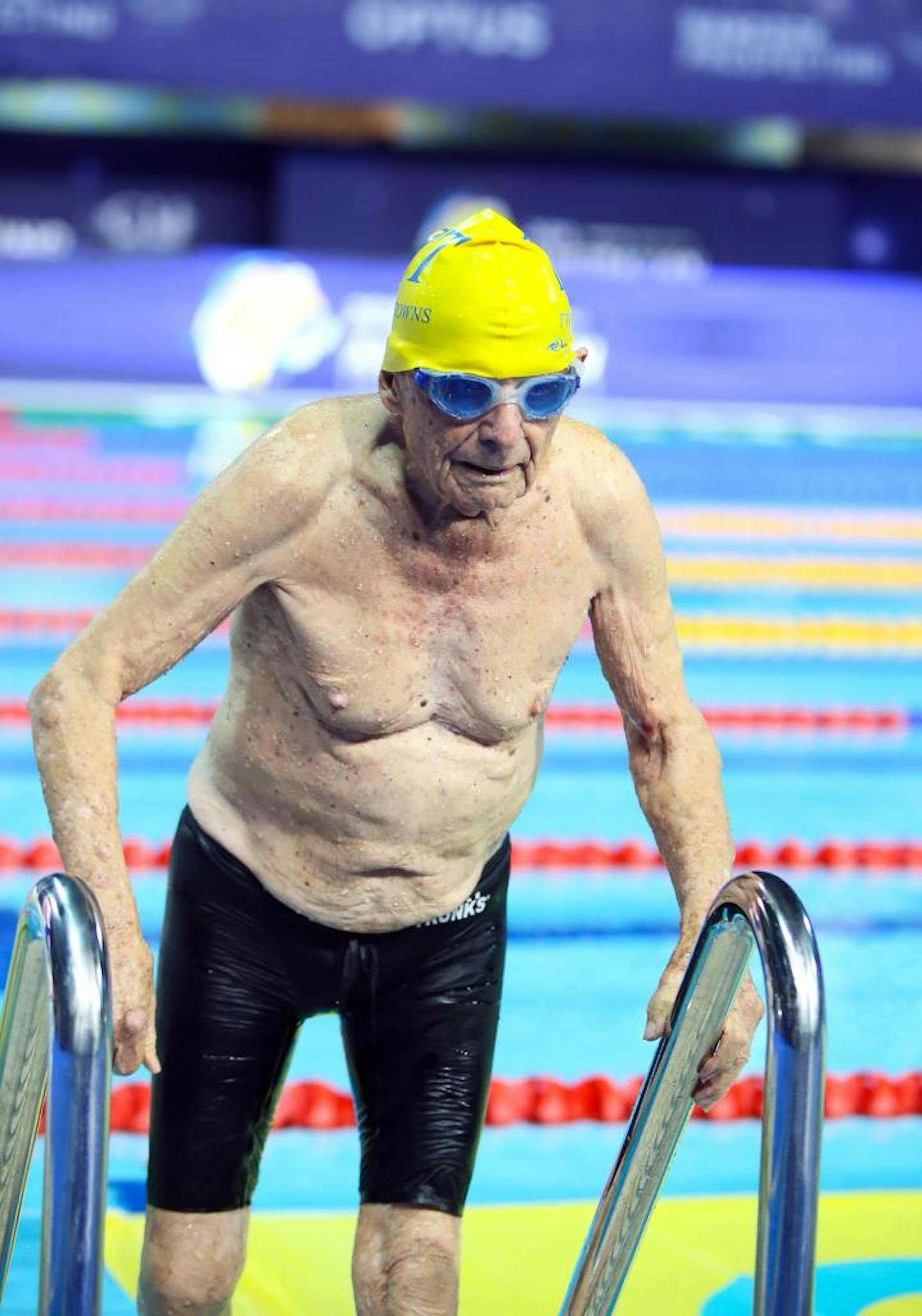 Mit 80 Jahren begann der Australier nach jahrzehntelanger Pause wieder zu schwimmen.
