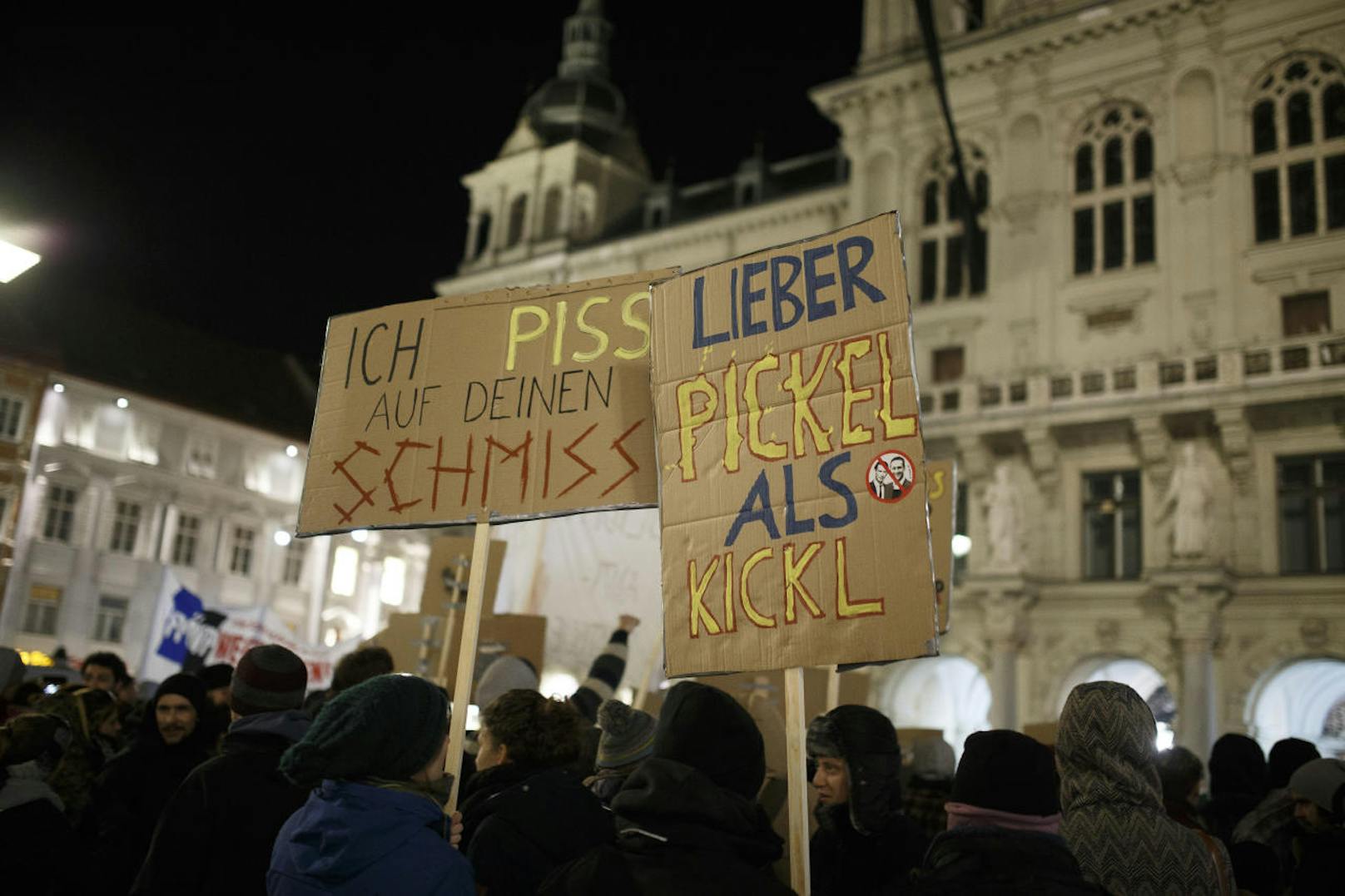 Spöttisch zeigten sich die Plakate gegen die FPÖ-Politiker. "Lieber Pickel als Kickl", war gegen Innenminister Herbert Kickl oder ...