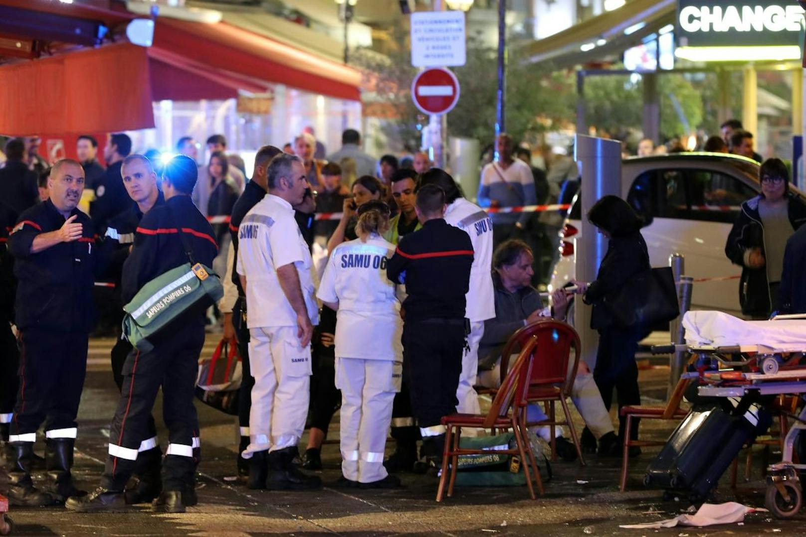 Panik in Nizza: Polizisten, Feuerwehrleute und Sanitäter helfen den verletzten Menschen.