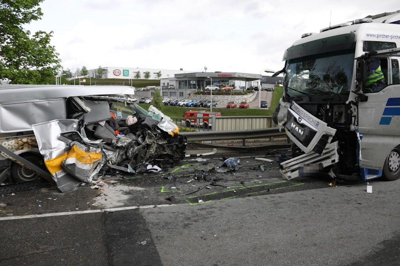 Schrecklicher Bilder von einem tödlichen Unfall in Tumeltsham.