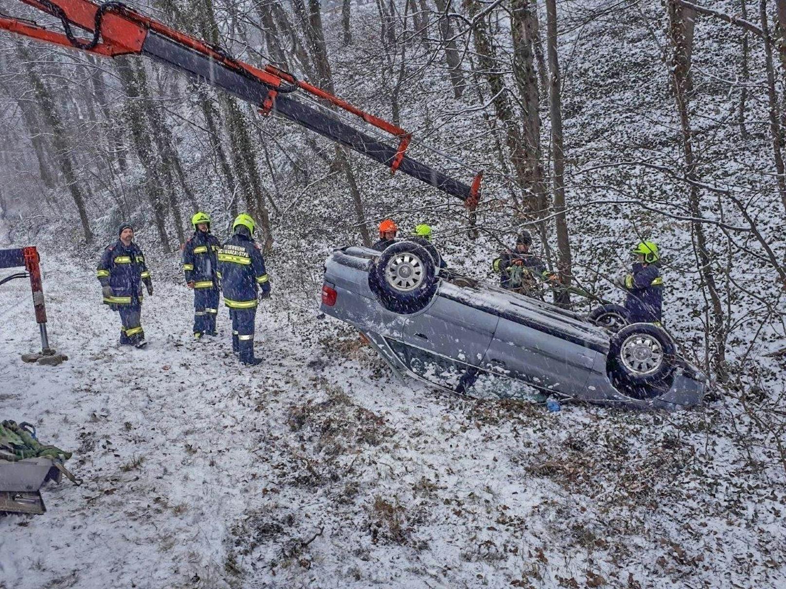 Neuschnee führt zu Verkehrsunfall in Schwarzau am Steinfeld