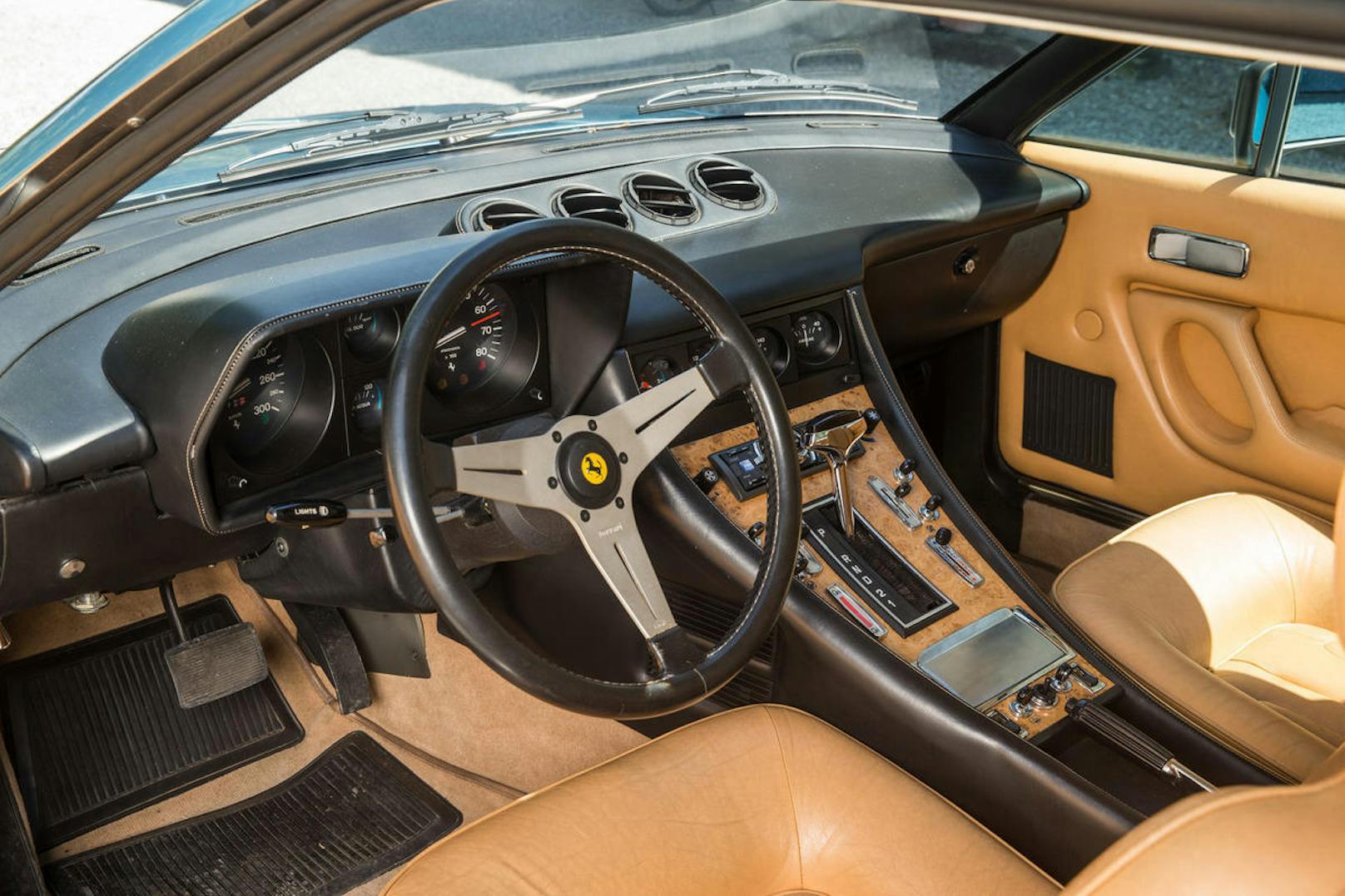 Luxuriöses Cockpit mit Leder und Holz.