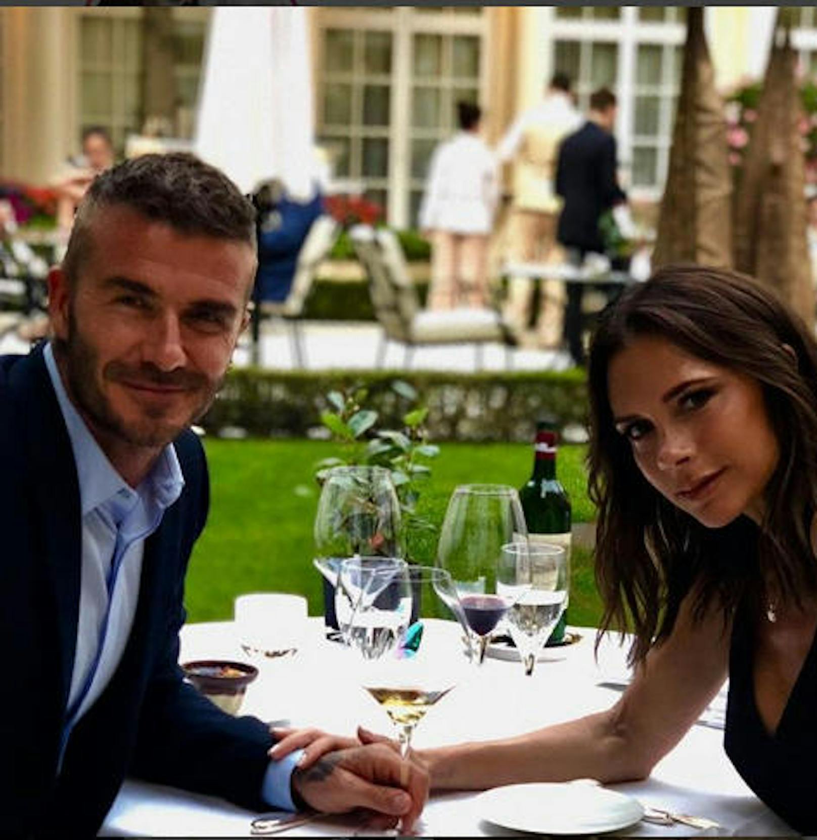 5.7.2018: Gestern vor 19 Jahren hat David Beckham seine Freundin, Spice Girl Victoria Adams geheiratet. Inzwischen haben sie 4 Kinder - und feierten ihren Hochzeitstag in Paris bei einer Flasche Wein um 1.750 Euro. 
