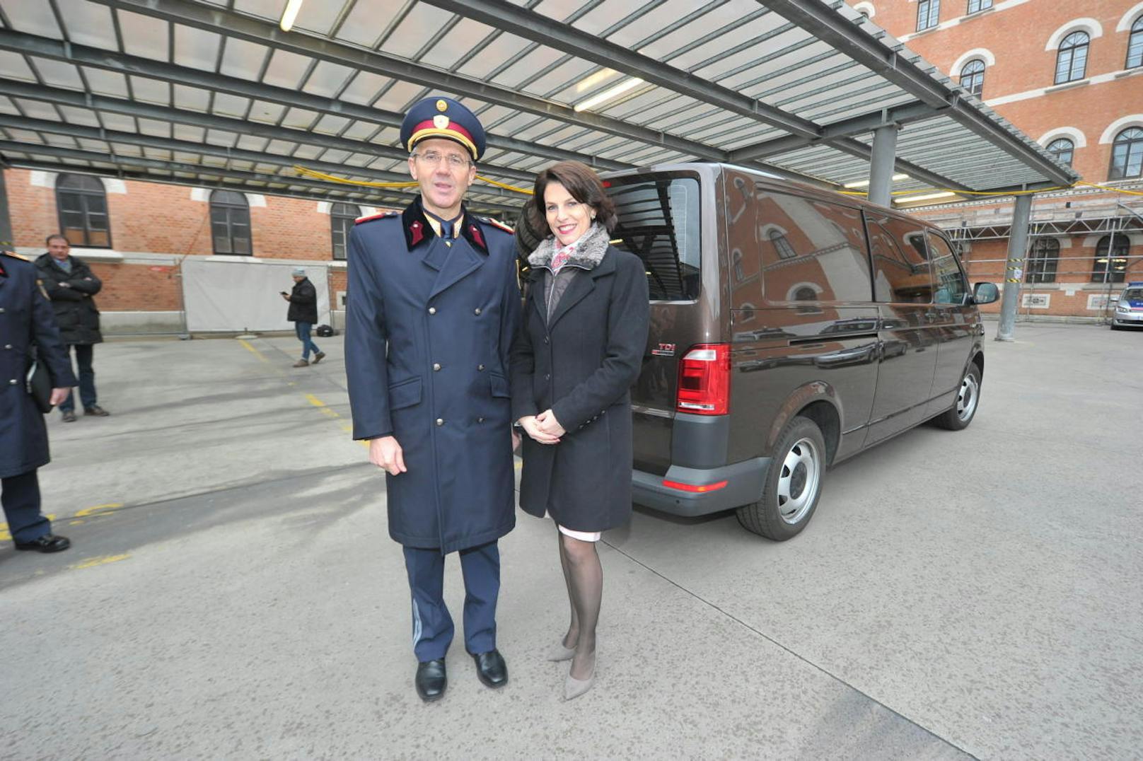 Landespolizeivizepräsident Franz Eigner und Staatssekretärin Karoline Edtstadler mit dem neuen Bus.