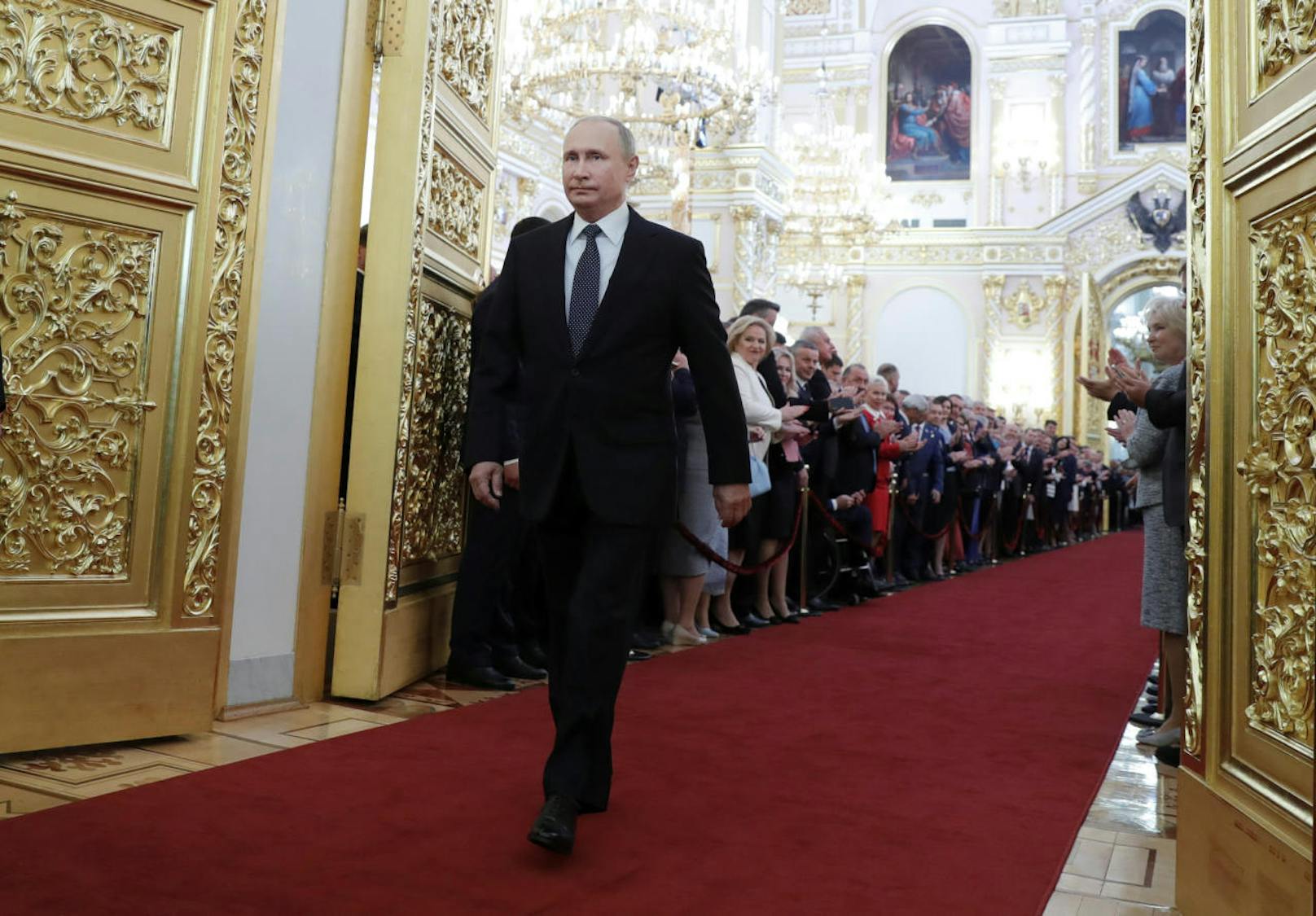 Auf dem Weg zum Podest muss Putin erst durch die berühmten goldenen Türen schreiten.