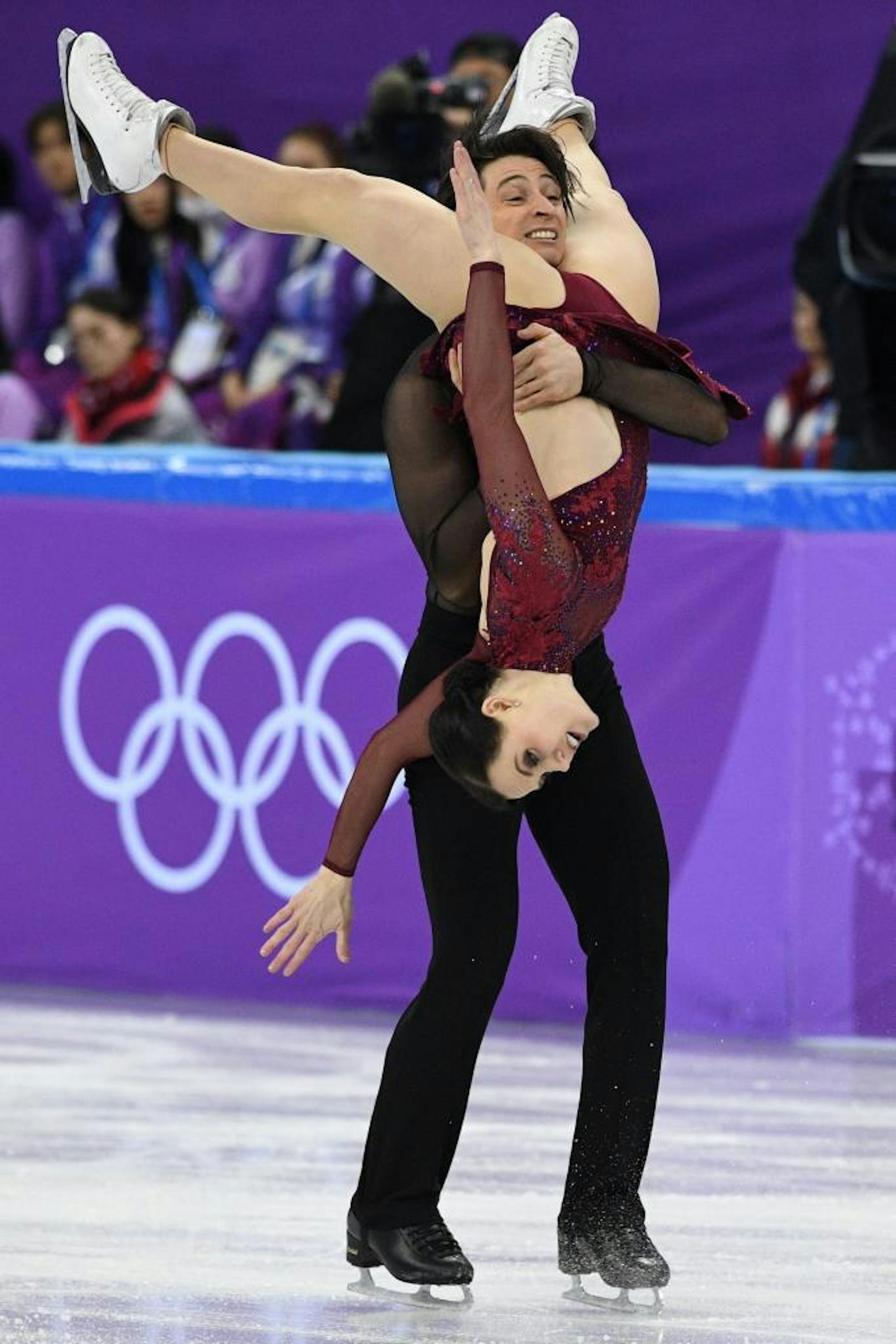 Andere Länder, andere Sitten. Das Eistanz-Paar Tessa Virtue und Scott Moir musste das Olympia-Programm ändern, weil eine Hebefigur zu sexy war.