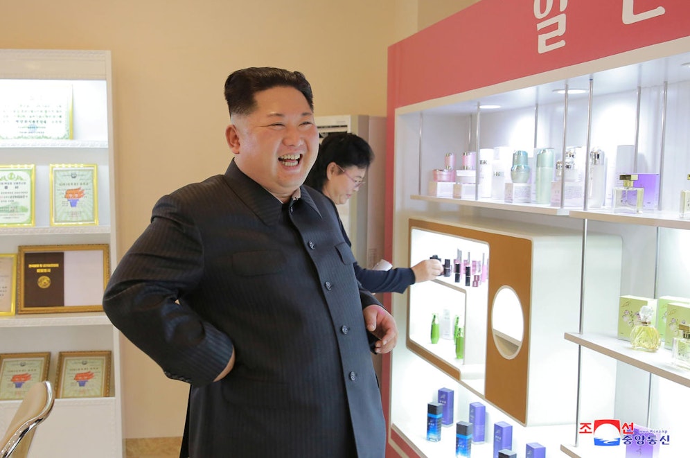 Nordkoreas Machthaber Kim Jong-un beim Besuch einer Kosmetik-Fabrik.