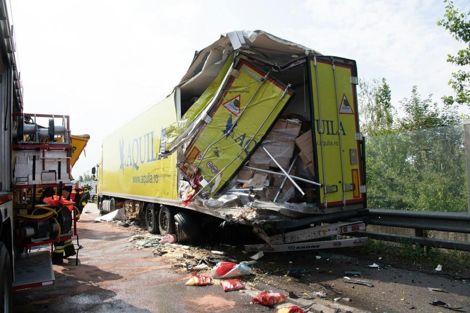 Bei einem Auffahrunfall auf der A1 Westautobahn wurde die Fahrerkabine eines Lkw völlig zerstört. Der Lenekr musste mit schweren Verletzungen ins Spital geflogen werden. 