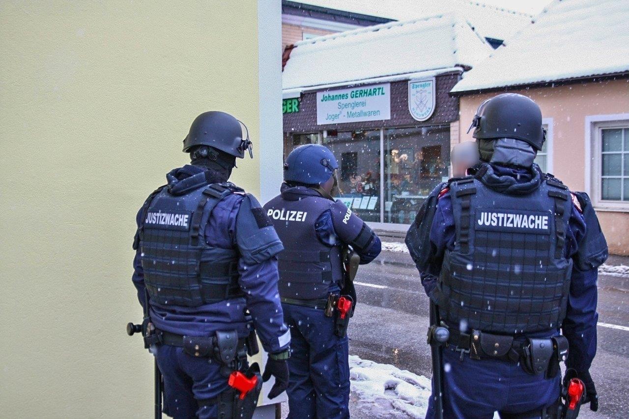 Symbolfoto von Justizwache und Polizei bei einer Übung.