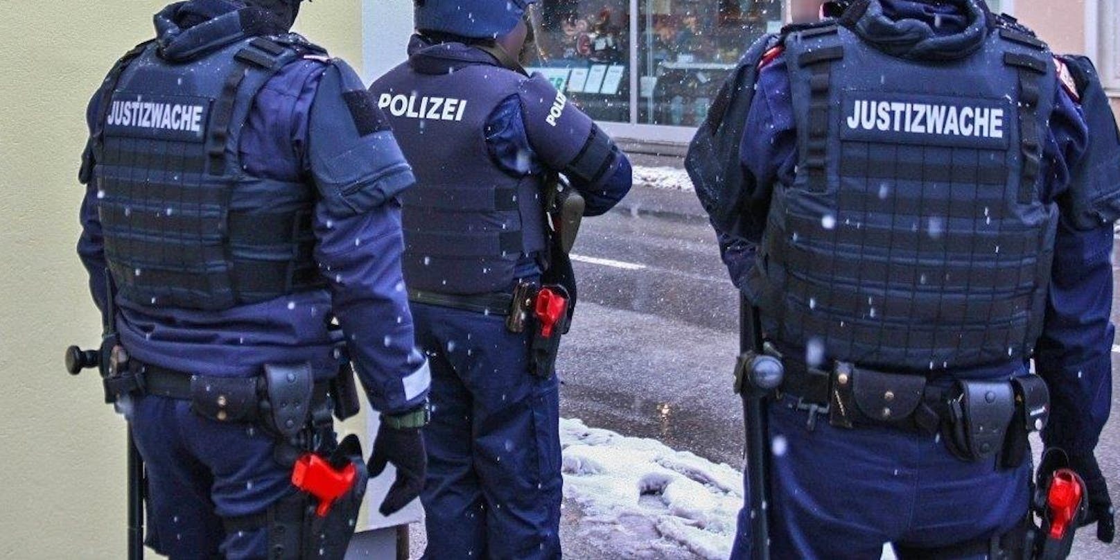 Symbolfoto von Justizwache und Polizei bei einer Übung.