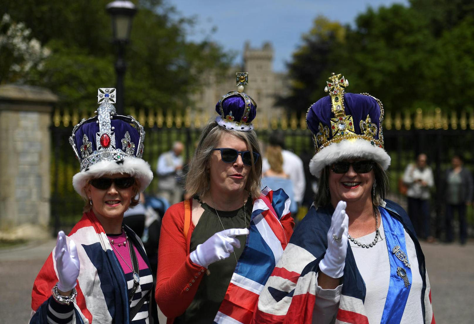 Diese drei Frauen sind schon Tage vorher vor Windsor Castle eingetroffen.  Ihre Kronen sind auf jeden Fall pompöser als die Kopfbedeckung, die die Braut bei ihrer Hochzeit tragen wird - wenn auch vielleicht nicht mehr wert