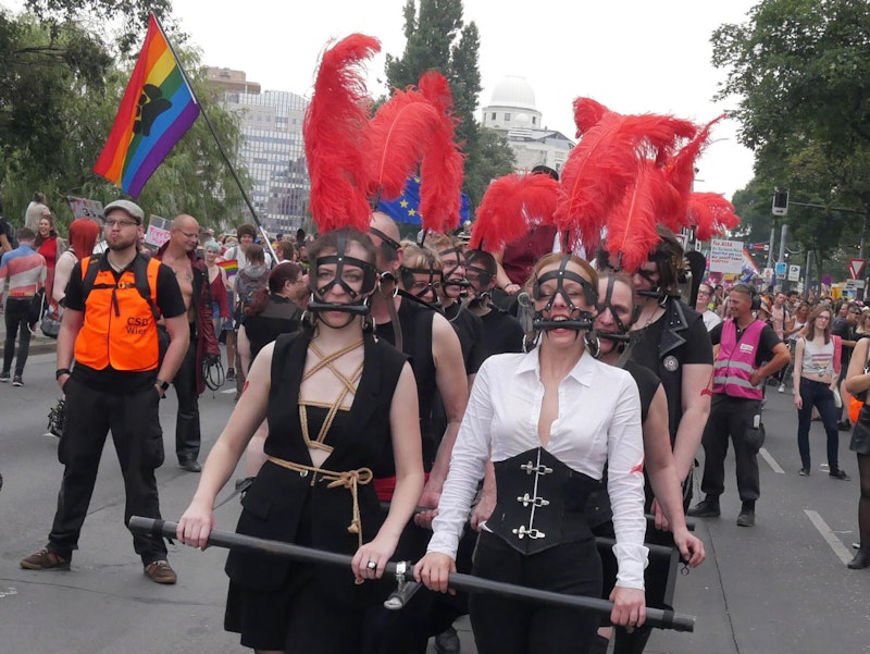 Buntes Treiben am Ring bei der 23. Regenbogenparade!