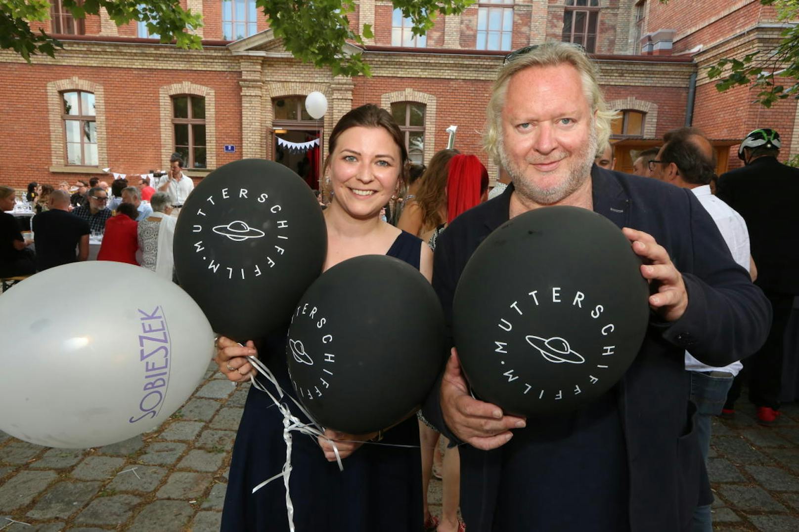 Julia Sobieszek und Gregor Seberg feierten vor dem Marx Palast ein BBQ
