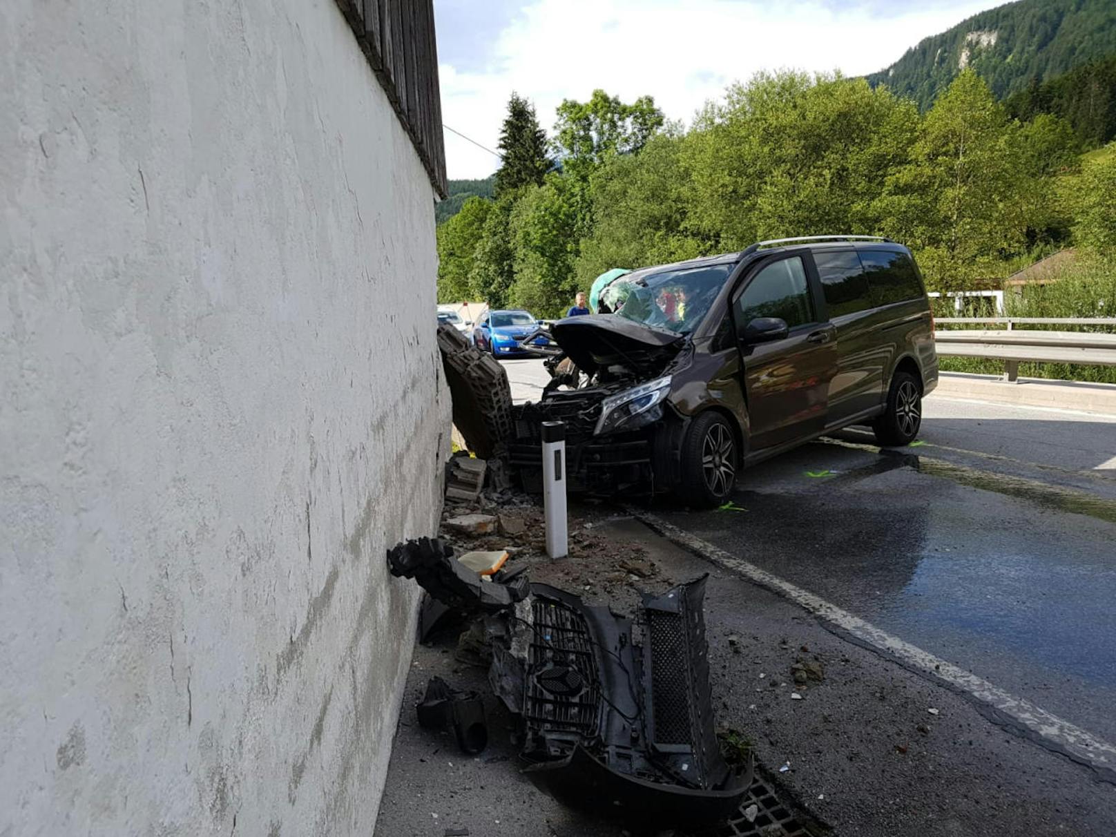 Bei einem tragischen Verkehrsunfall auf der B181 in Achenkirch (Bezirk Schwaz) sind am Sonntag mehrere Personen verletzt worden.