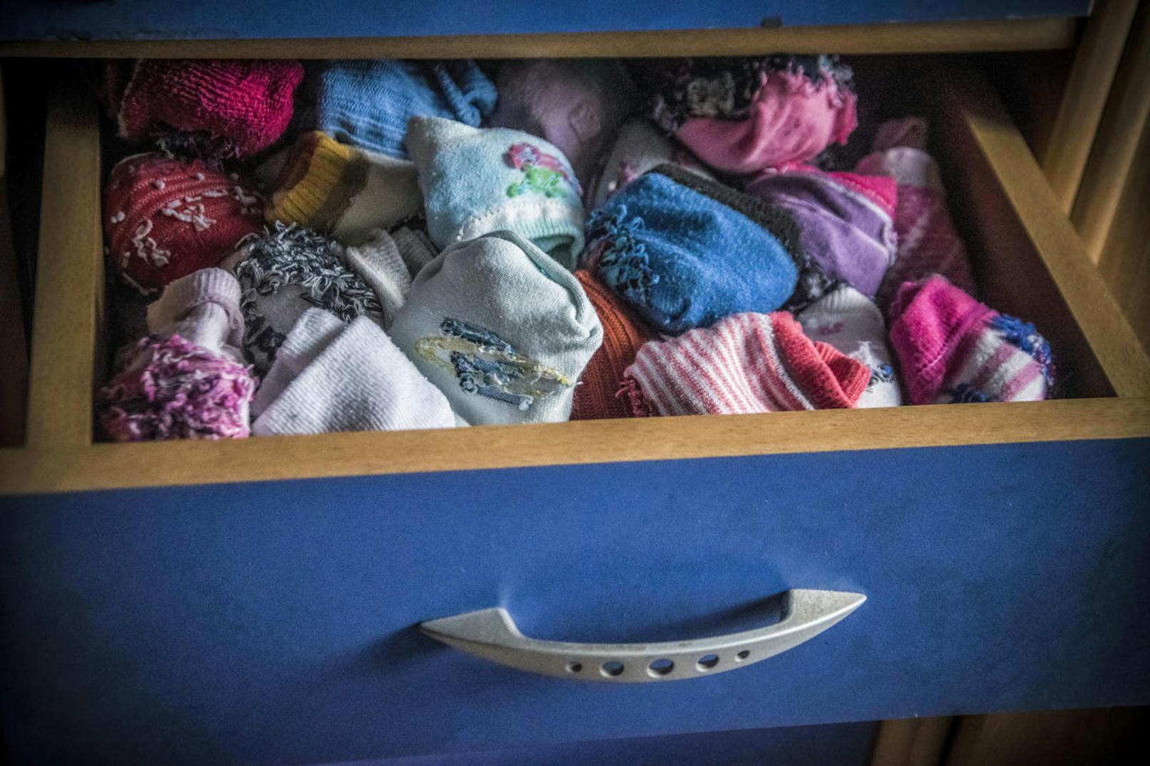 Die verschwundenen Socken aus der Waschmaschine sind ein Mysterium und meistens hoffen wir, dass die zugehörige Socke wieder auftaucht. Das tut sie aber meistens nicht. Also: Weg mit den einsamen Socken.