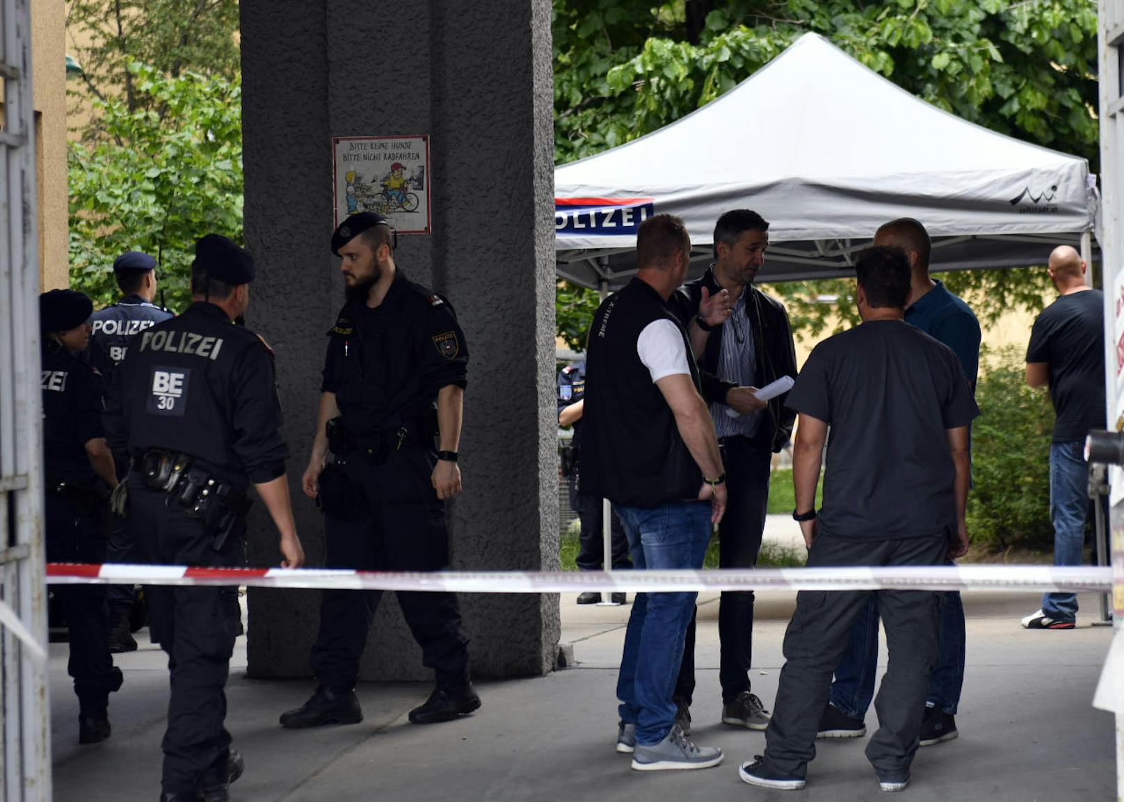 In einer Wohnhausanlage in der Heiligenstädter Straße 11-25 in Wien-Döbling ist am Samstag 12. Mai eine Leiche in einem Mistkübel entdeckt worden.