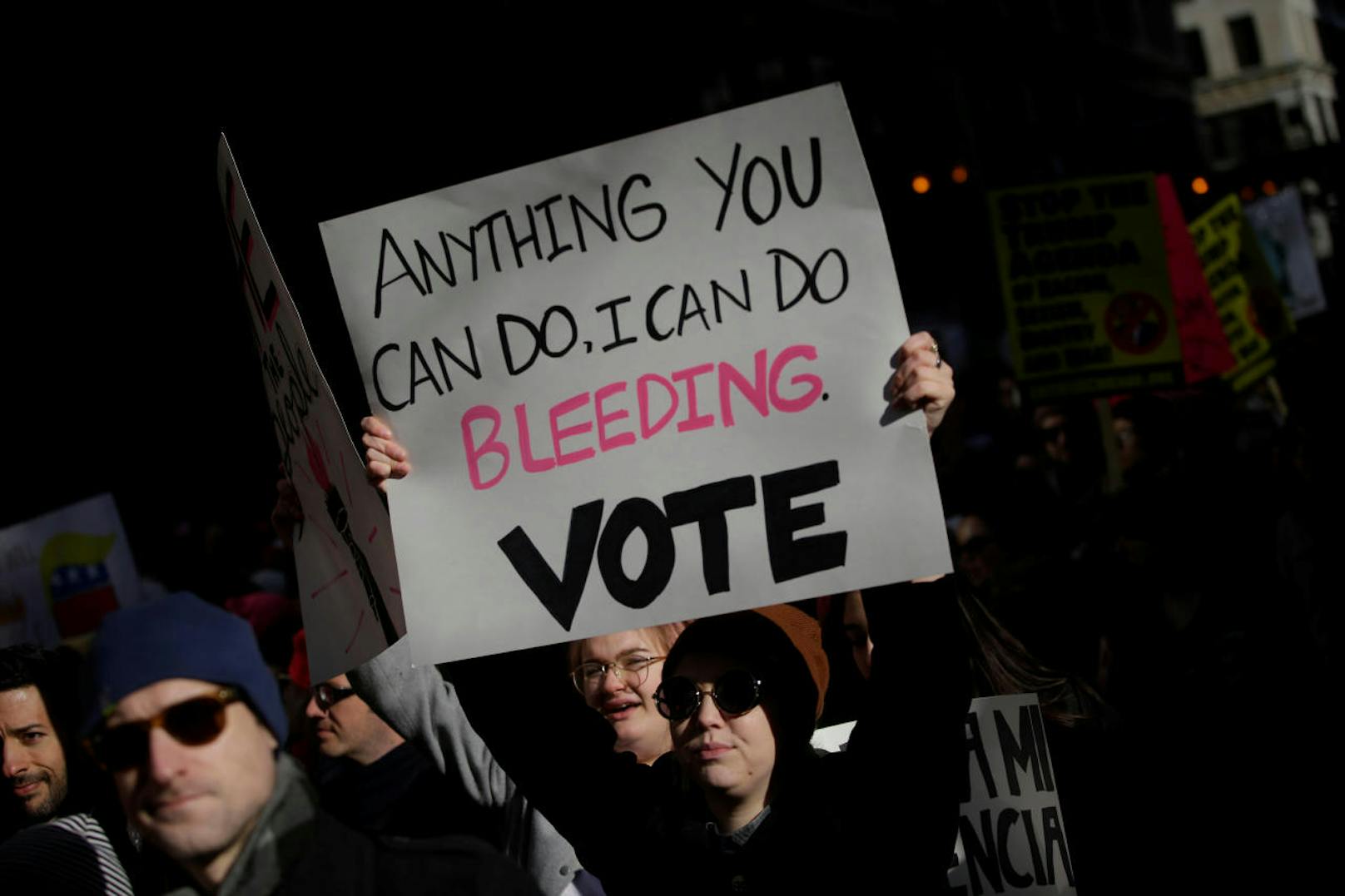 "Alles was du kannst, kann ich während ich blute - Wähl!" Transparent beim Women's March im Chicago