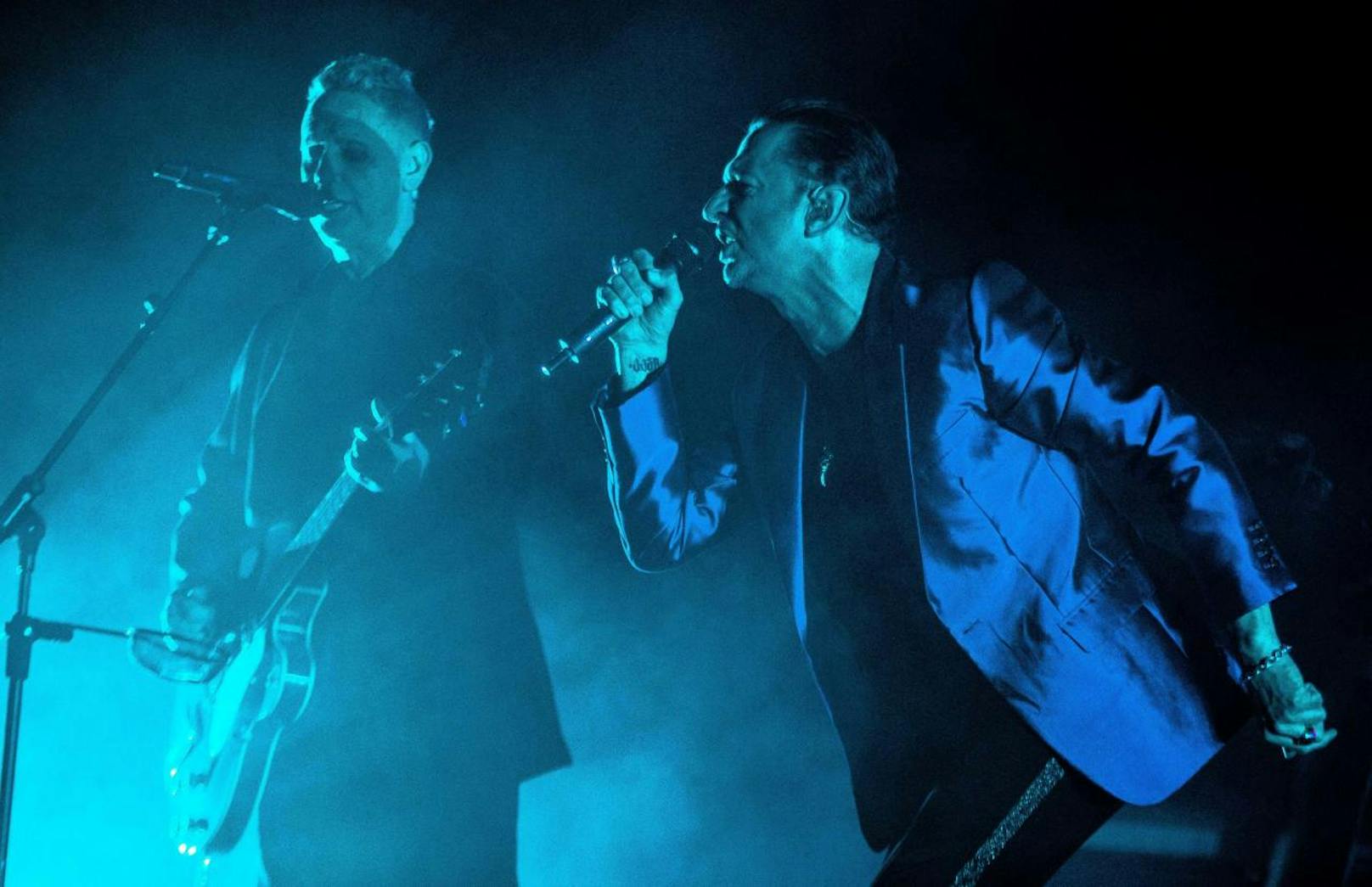Depeche Mode live in Amsterdam, Holland, am 13. Jänner 2018: Sänger Dave Gahan und Gitarrist/Keyboarder Martin Gore.