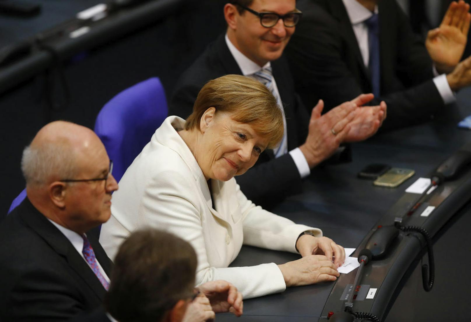 Angela Merkel im Bundestag. Sie braucht mehr als die Hälfte aller Stimmen der Abgeordneten.