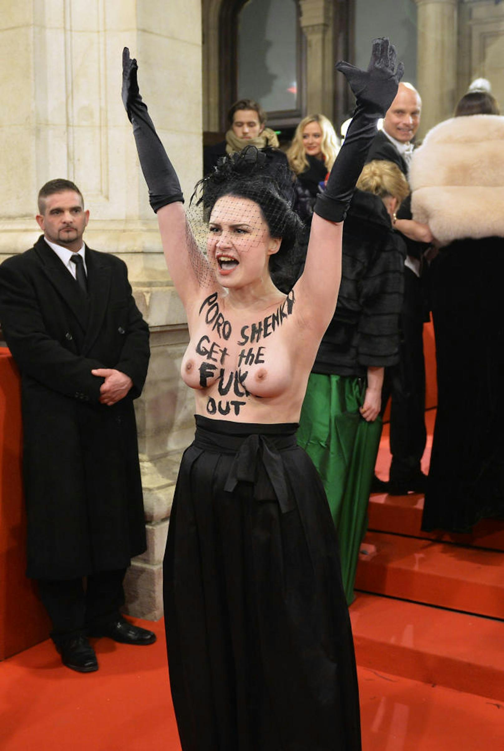 Eine Femen-Aktivistin protestiert am Red Carpet vor dem Opernball oben ohne