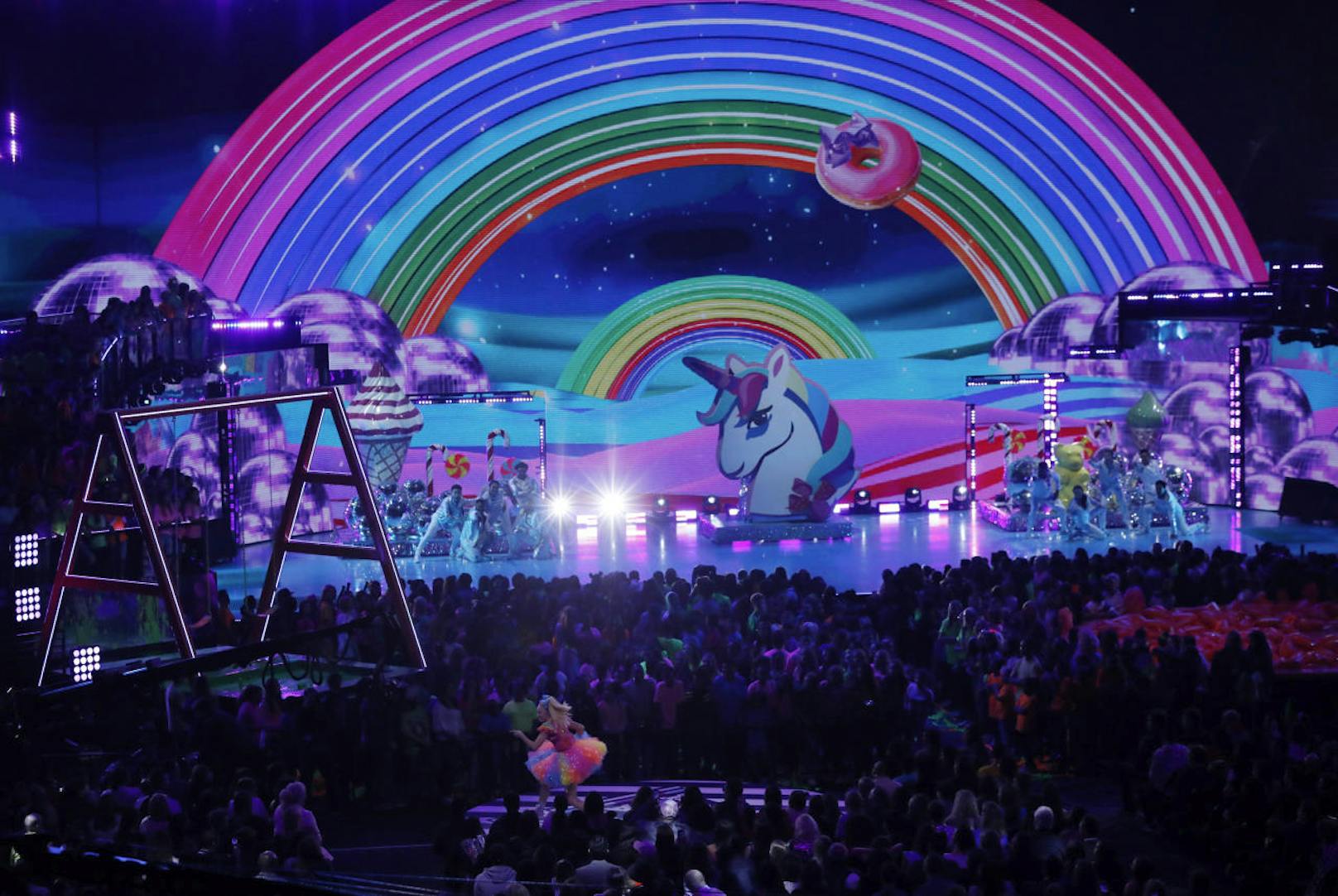 JoJo Siwa bei ihrem Auftritt mit Regenbogen und Einhorn