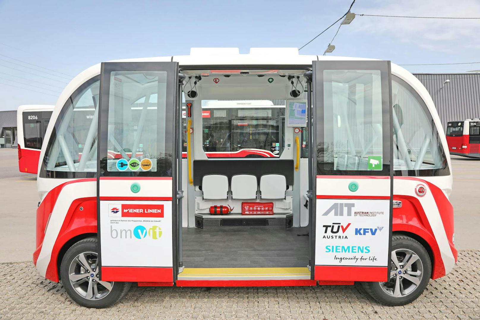 Nicht nur die neue U5 wird ohne Fahrer auskommen, auch lenkerlose Busse sind bei den Wiener Linien ein Thema. Am Mittwoch wurde einer der e-Busse vorgestellt.